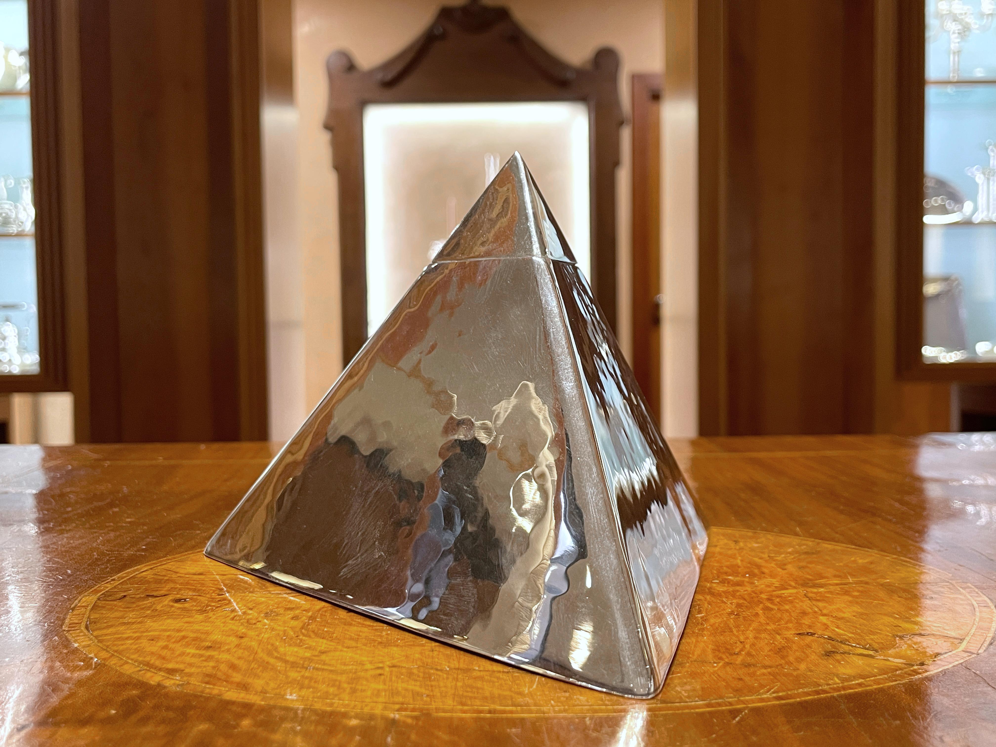 925 Sterling Silber kleine Pyramidenschachtel
Hergestellt von Brandimarte Florenz Italien
Völlig handgefertigt
Gewicht g 355
Höhe 12,5 cm
Sockel 17 cm

Die handwerkliche Verarbeitung ist seit jeher ein Markenzeichen der Firma Brandimarte.
Das