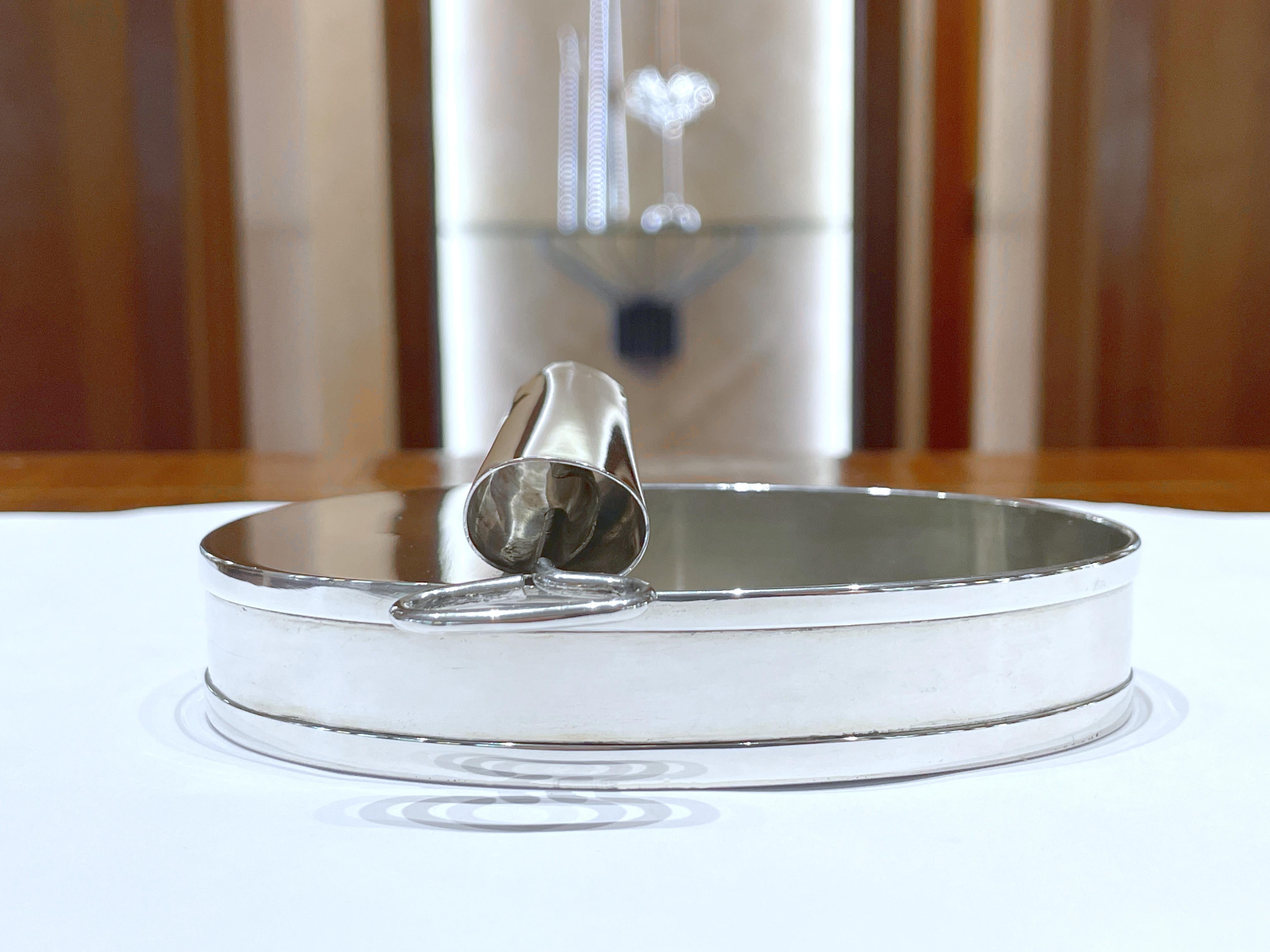 800 argenterie de table boîte à caviar
Longueur 12 cm
Largeur cm 8,5
Hauteur 4 cm
Poids g 143

Bocal à poisson original en forme de boîte. Idéal pour présenter le caviar à table  ou autre. Fabriqué à Florence - Italie