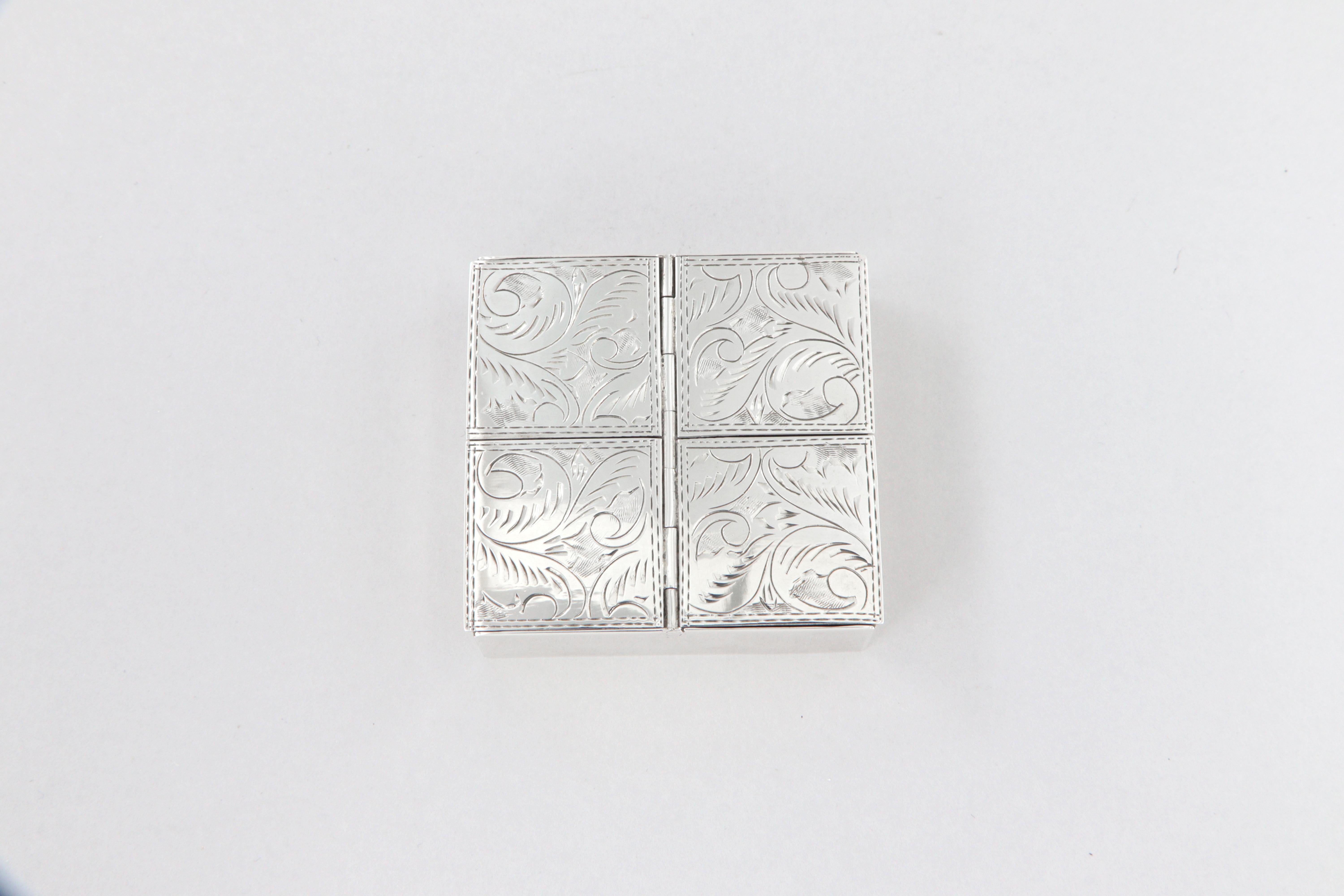 Pillendose mit 4 Fächern, graviert in 925er Sterlingsilber
Abmessungen: mm 53 x 53 x 14
Gewicht g 63

Quadratische Form mit Blumenmotiv-Gravur auf der Vorderseite, der Rest der Schachtel ist glänzend lackiert. 4 kleine, einzeln aufklappbare