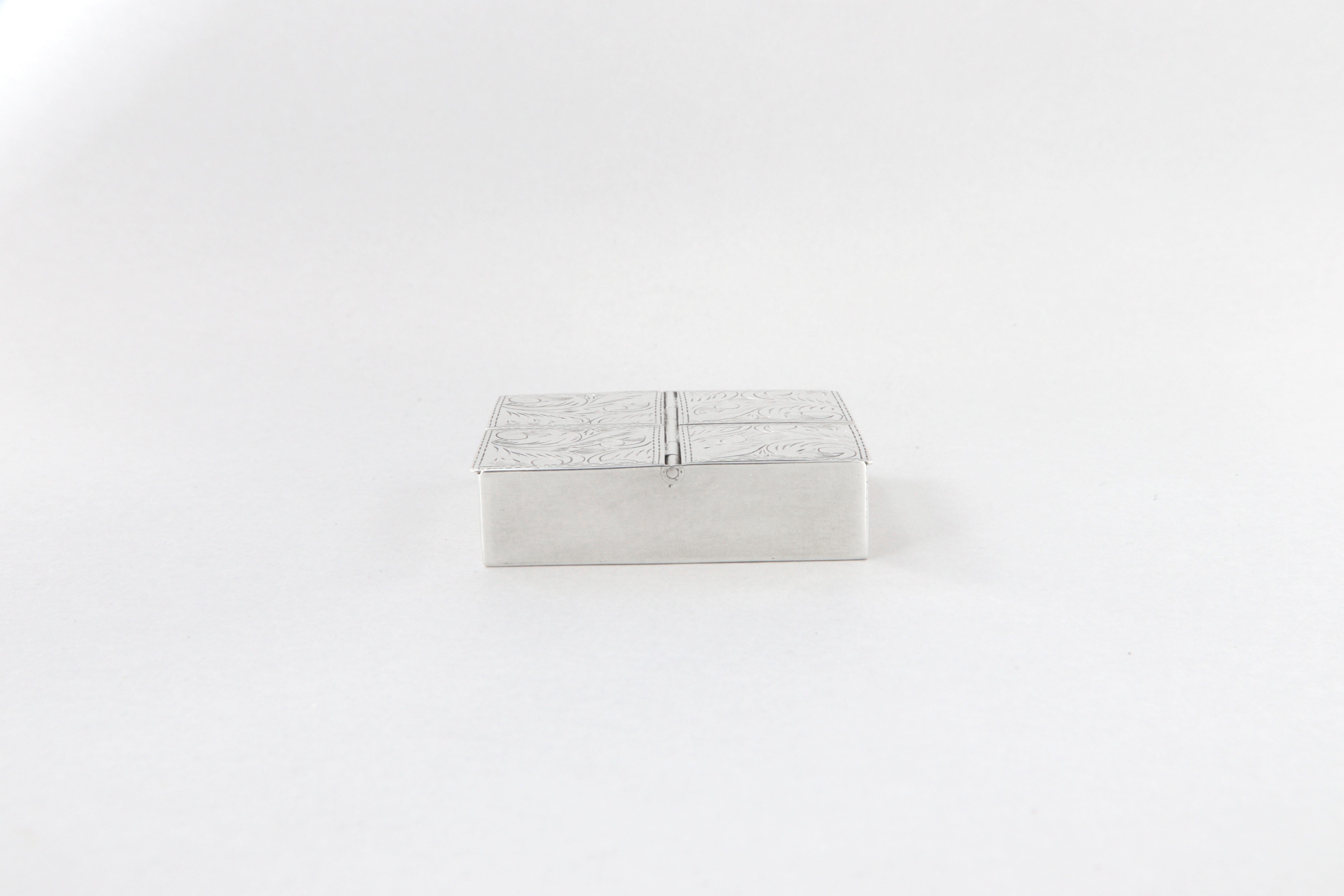 Pillendose mit 4 Fächern, graviert in 925er Sterlingsilber im Zustand „Neu“ im Angebot in Perugia, IT