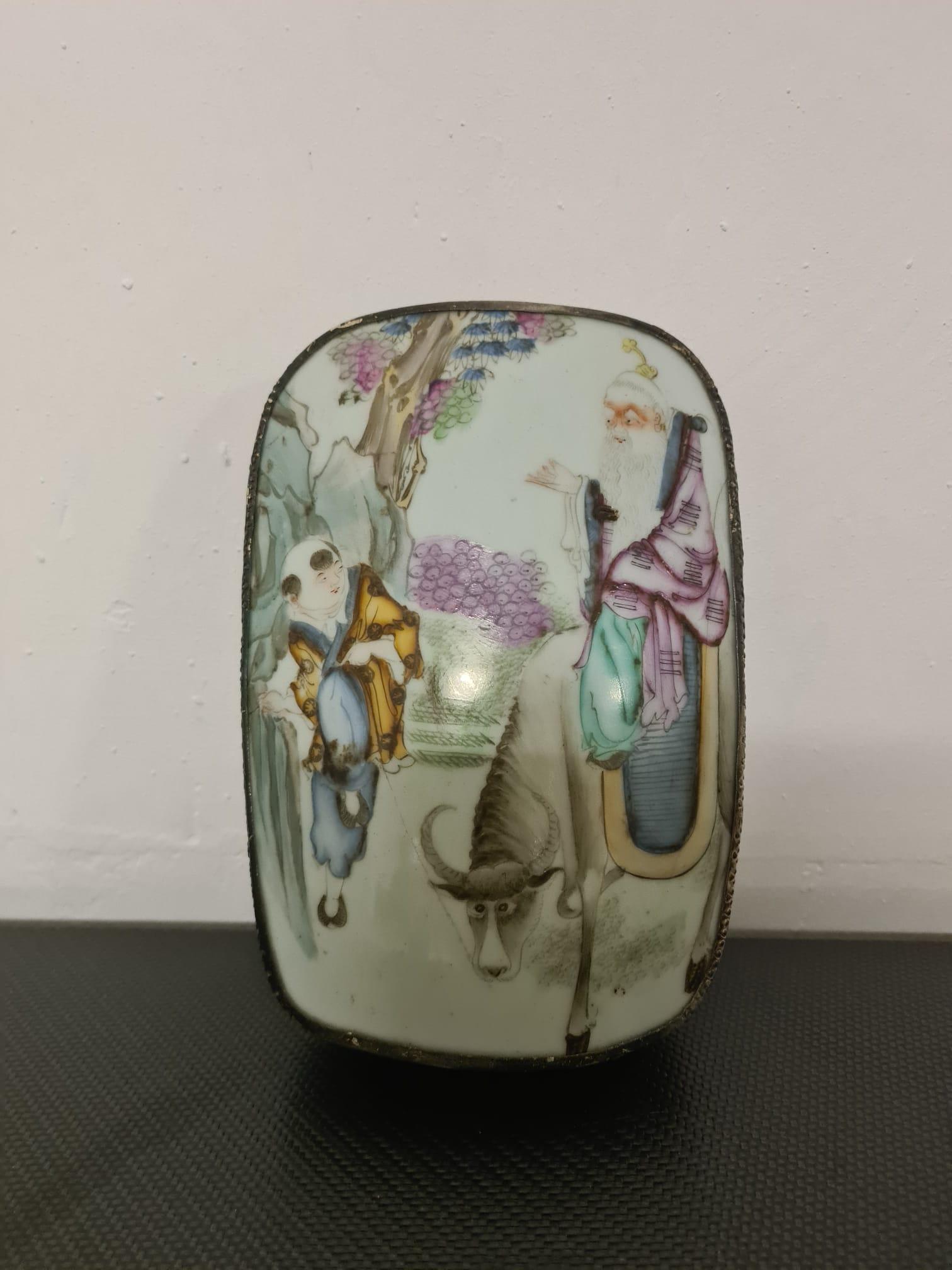 Jewelry box.

Delightful jewelry box of Chinese origin, composed of a hand-chiseled silver frame and hand-painted ceramic with oriental representations.

The box is in perfect conservative condition, has no defects, but has a patina on the silver
