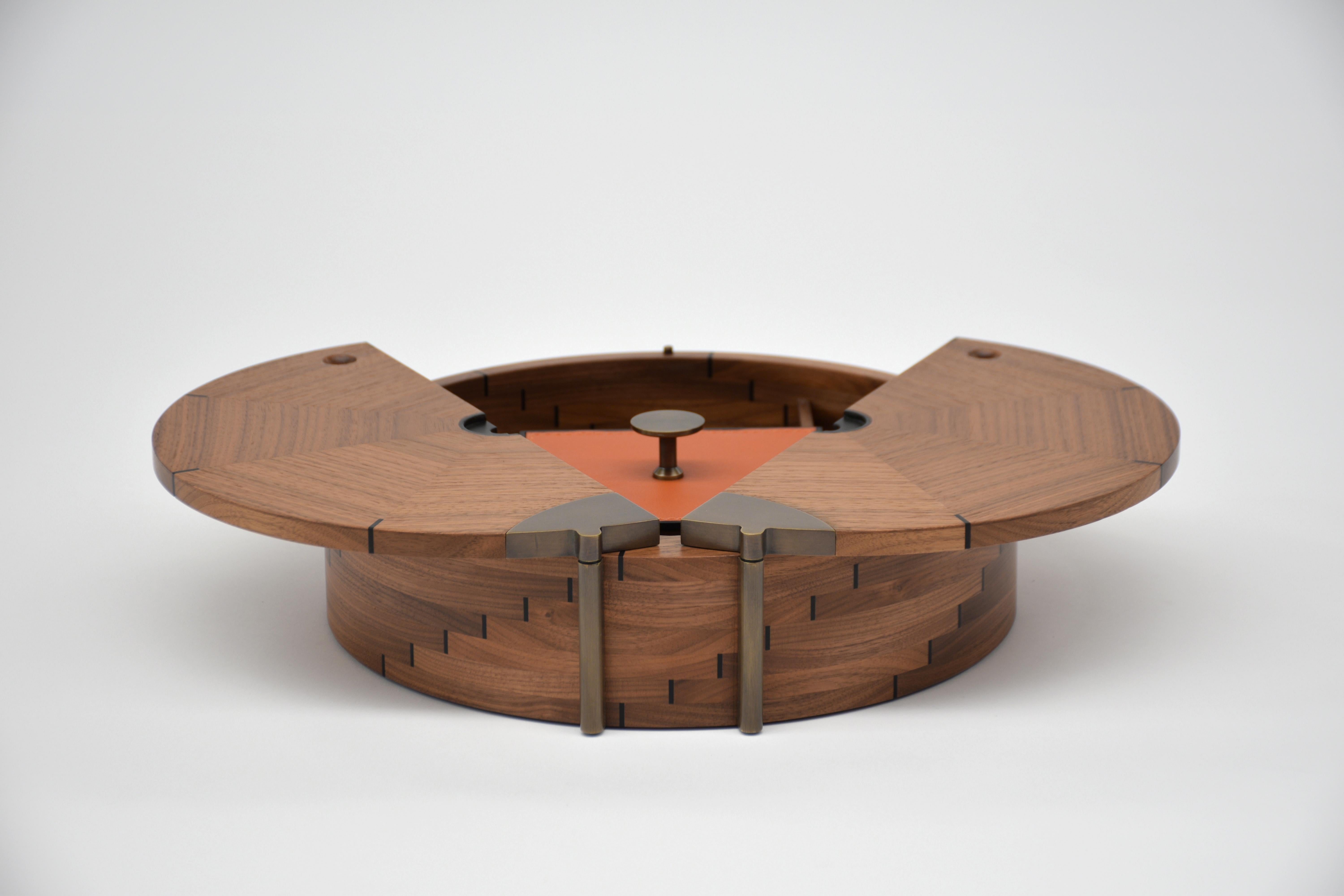 Round walnut inlaid ebony box with leather-lined interior For Sale 2