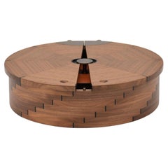 Scatola rotonda in noce intarsiato in ebano con interno rivestito in pelle