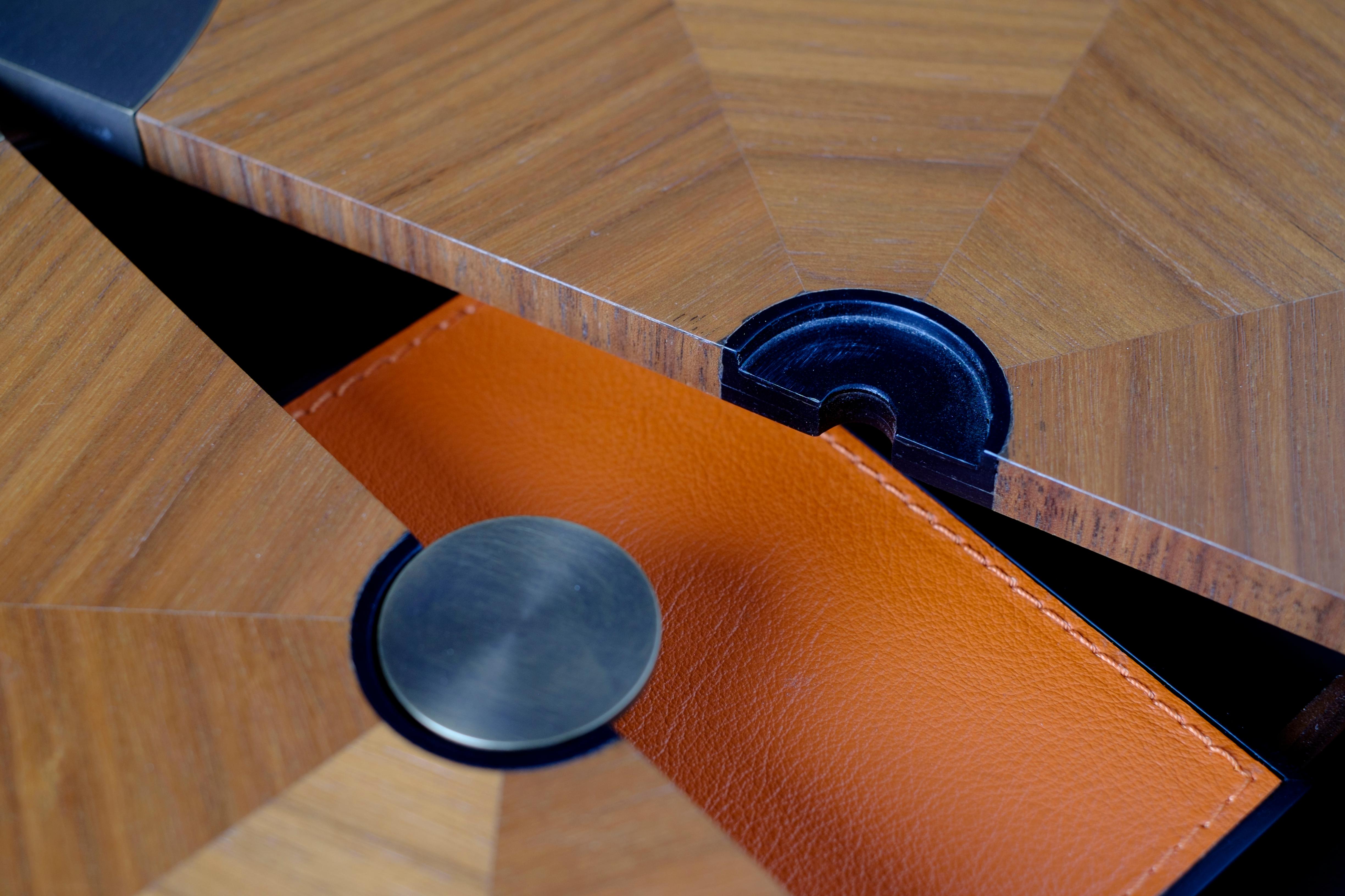 Inlay Round walnut inlaid ebony box with leather-lined interior For Sale