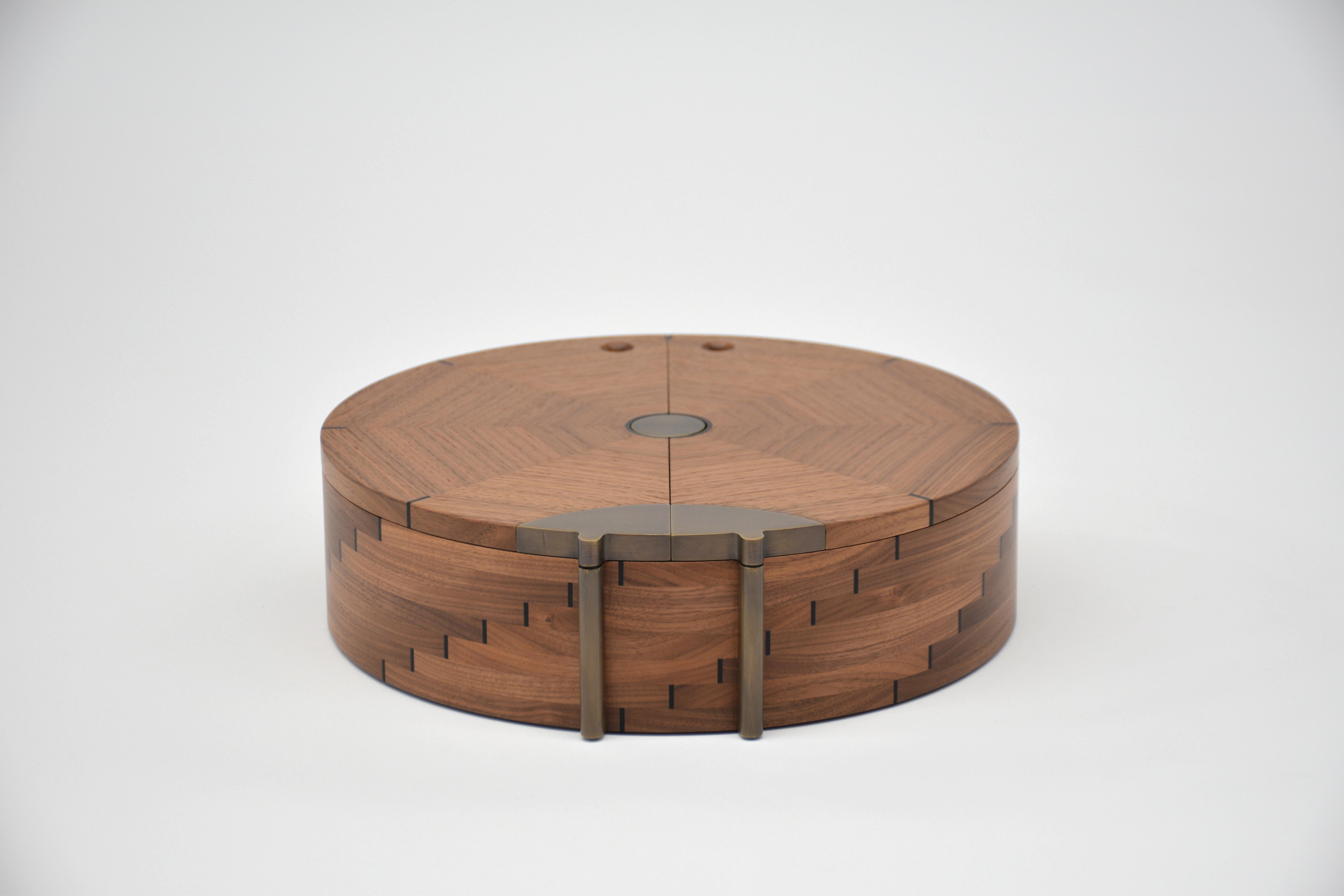 Round walnut inlaid ebony box with leather-lined interior For Sale 1