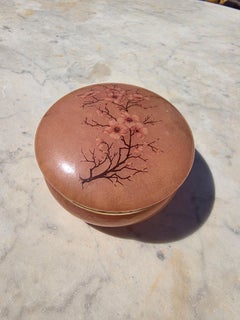 1950s Italia Caja redonda de alabastro rosa con adornos florales