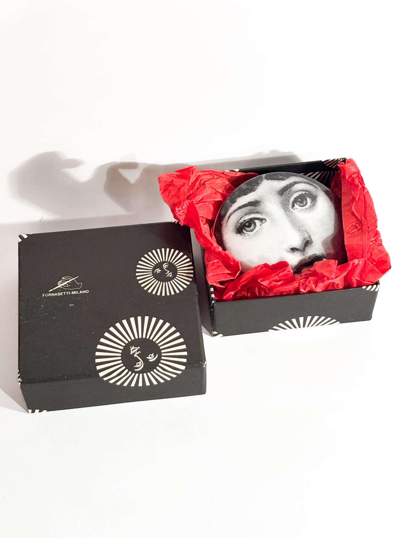 Scatola Tonda Tema e Variazioni n. 137 di Fornasetti Anni 70 en vente 3