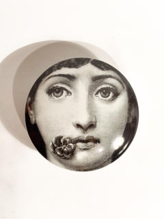 Caja redonda Tema e Variazioni nº 137 de Fornasetti Años 70