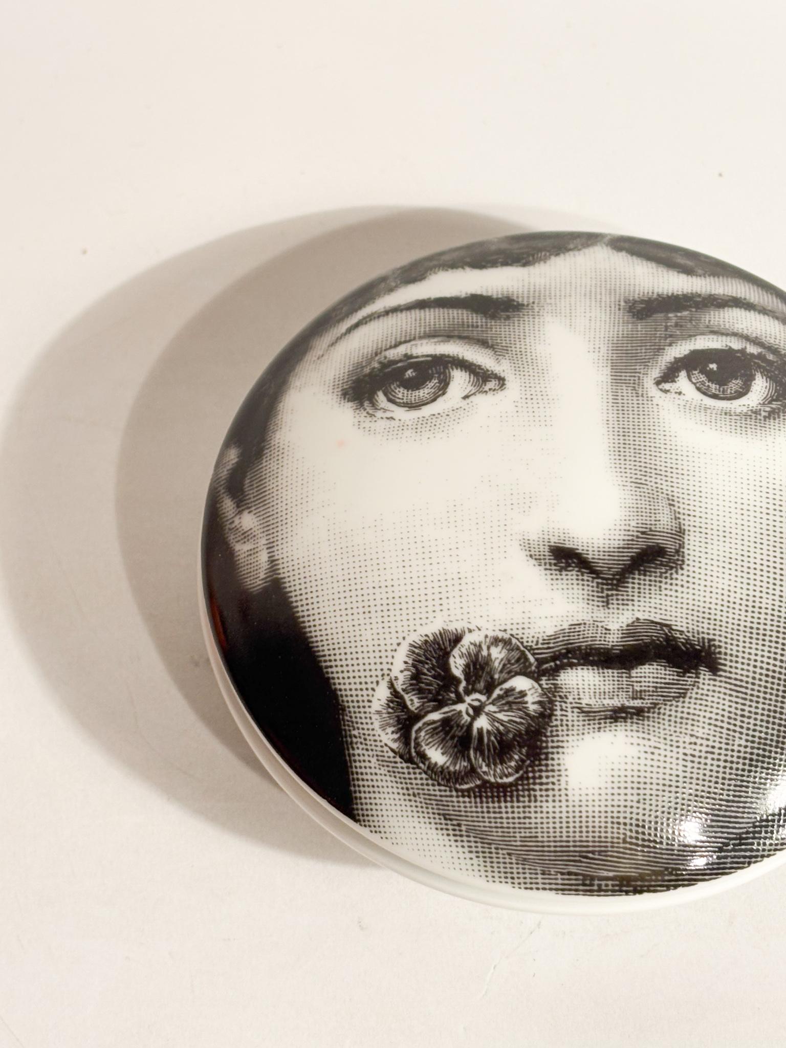 italien Scatola Tonda Tema e Variazioni n. 137 di Fornasetti Anni 70 en vente
