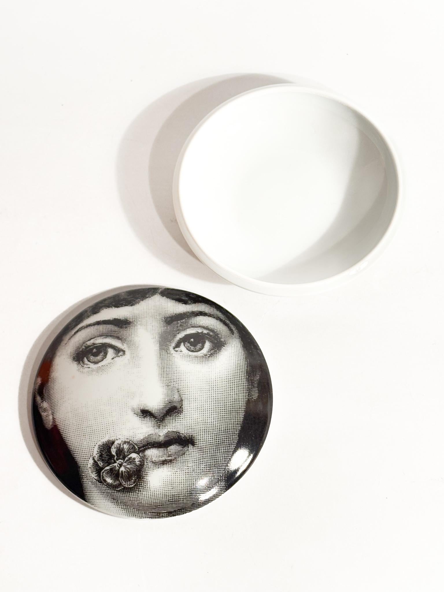 Scatola Tonda Tema e Variazioni n. 137 di Fornasetti Anni 70 en vente 1