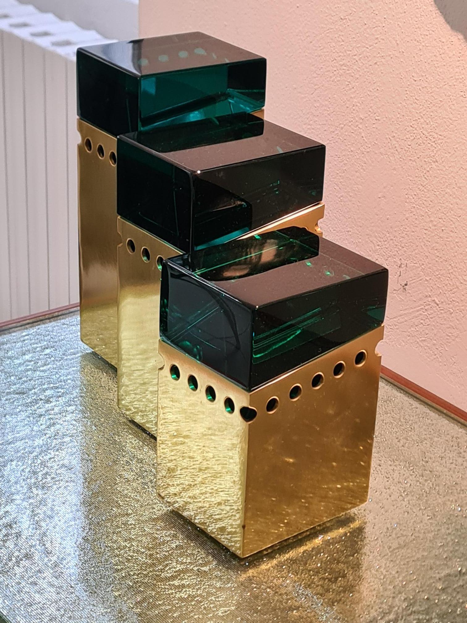 Boîtes TRAPHOR
triptyque de boîtes en laiton poli et protégé par une laque jaune transparente, dont les dimensions exactes sont : 
24 x 10 x 8.5 
21 x 10 x 8.5
17 x 10 x 8.5
Ce triptyque est entièrement réalisé à la main en Italie et est conçu par
