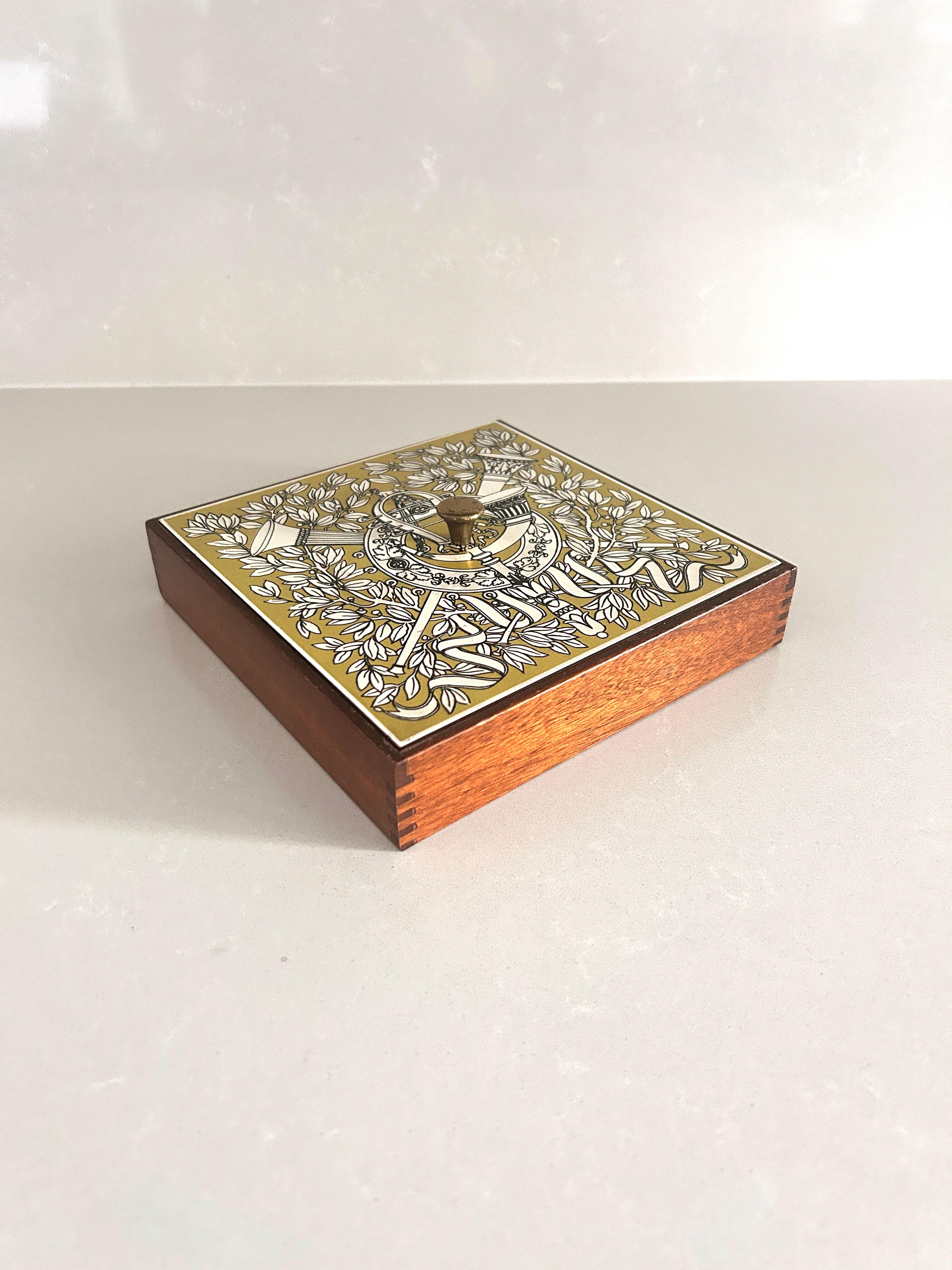 Kleine und seltene Schachtel signiert Piero Fornasetti, Fornasetti Mailand, 1960er Jahre

Klassische Dekoration im Siebdruck.
Nützlich als Taschenentleerer  