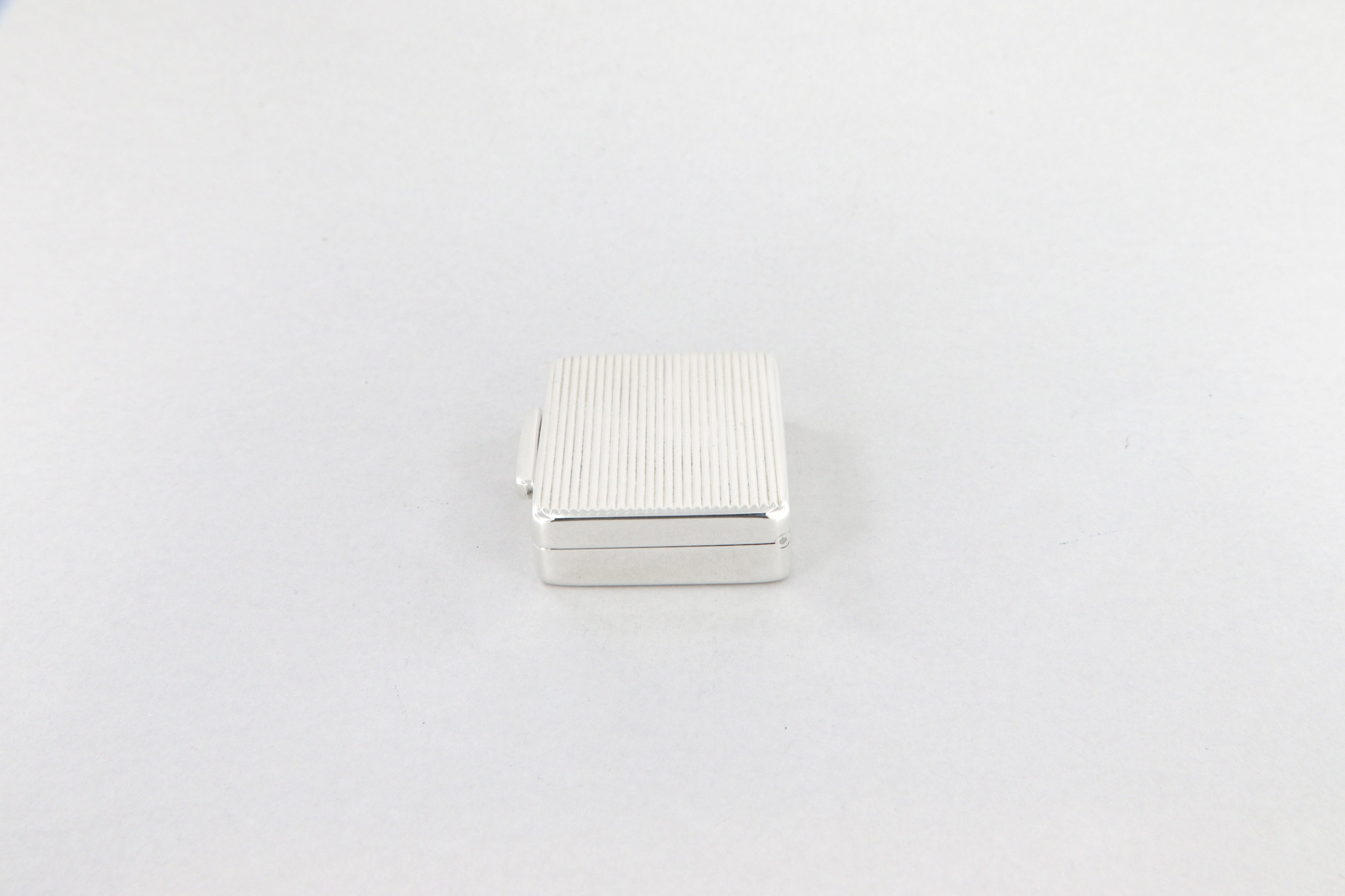 Caja para sellos de bolsillo de plata de ley 925
Dimensiones: mm 48 x 34 x 10
Peso g 55

Finos acabados para esta espléndida caja de sellos. La parte superior está moleteada y el resto es todo superficie brillante. En el interior se encuentra el