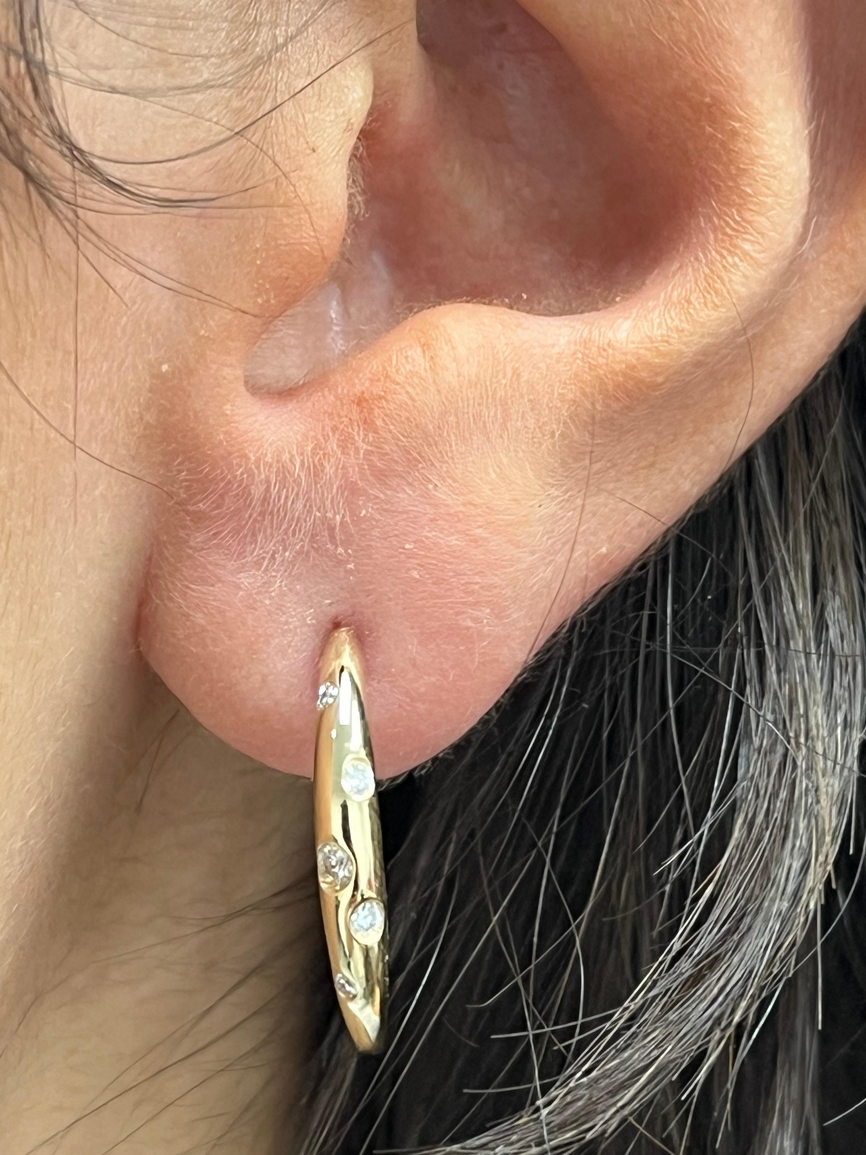 Boucles d'oreilles à diamants dispersés Neuf - En vente à Great Neck, NY