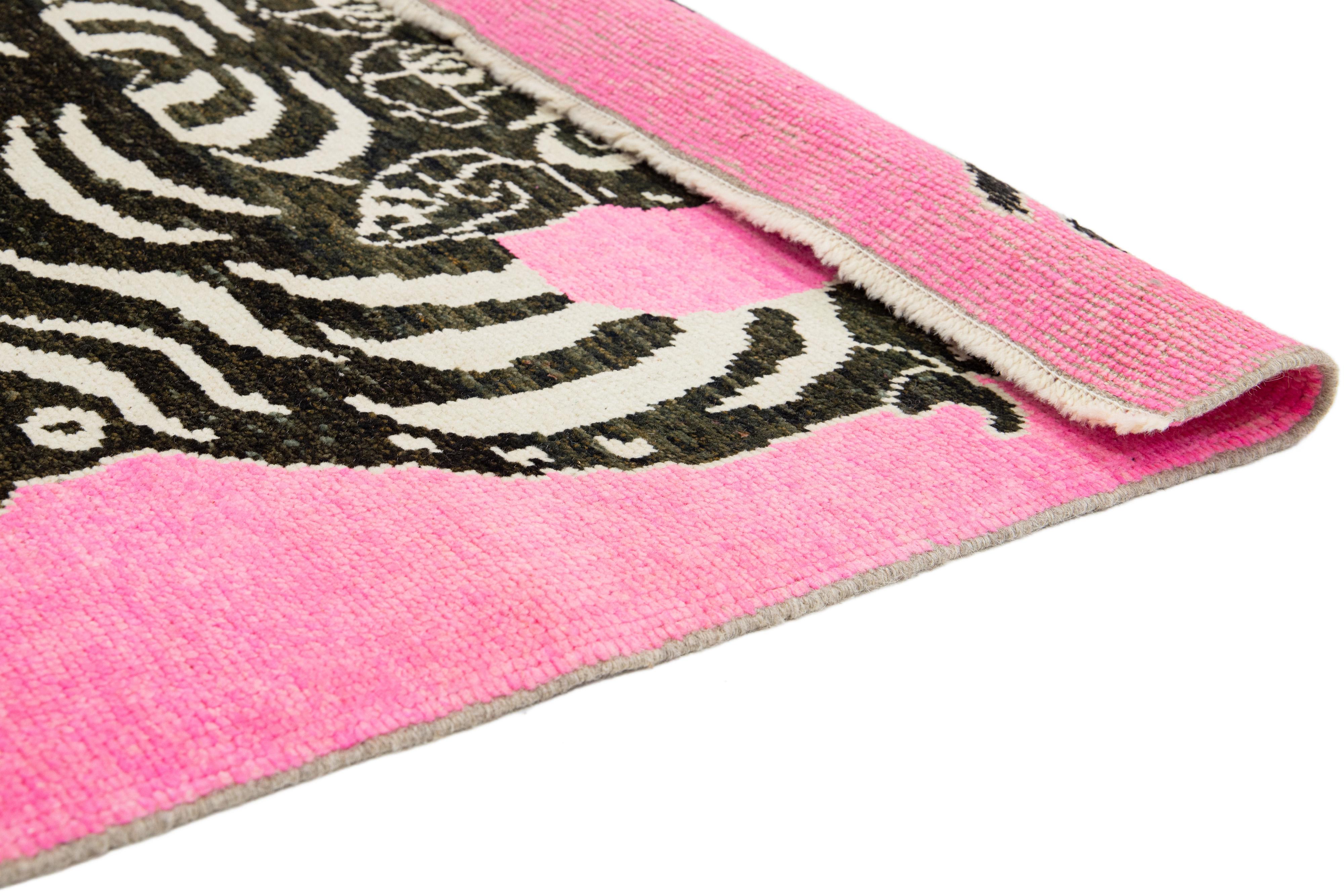 Art déco Tapis turc rose fait à la main avec un motif de tigre en vente