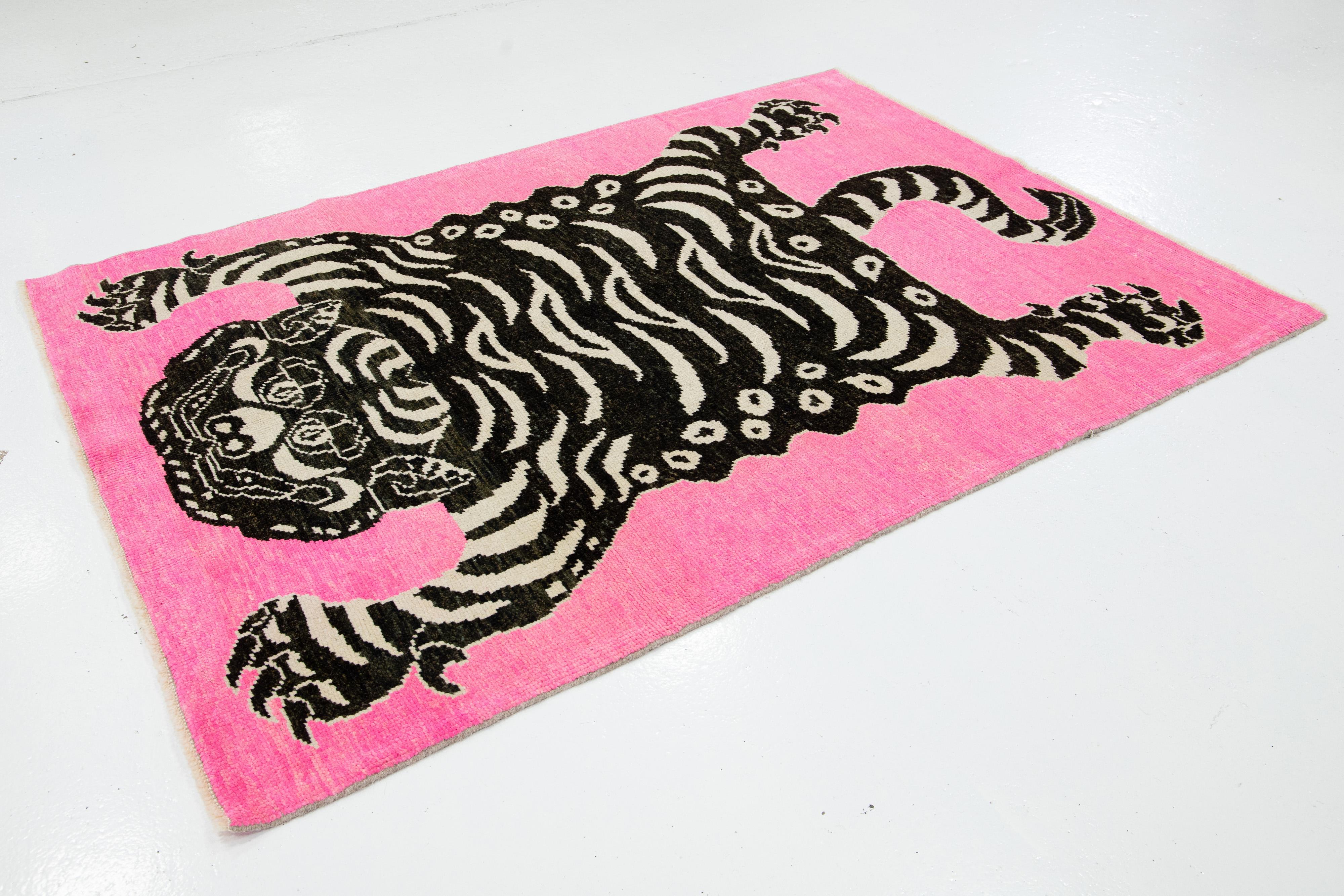 Noué à la main Tapis turc rose fait à la main avec un motif de tigre en vente