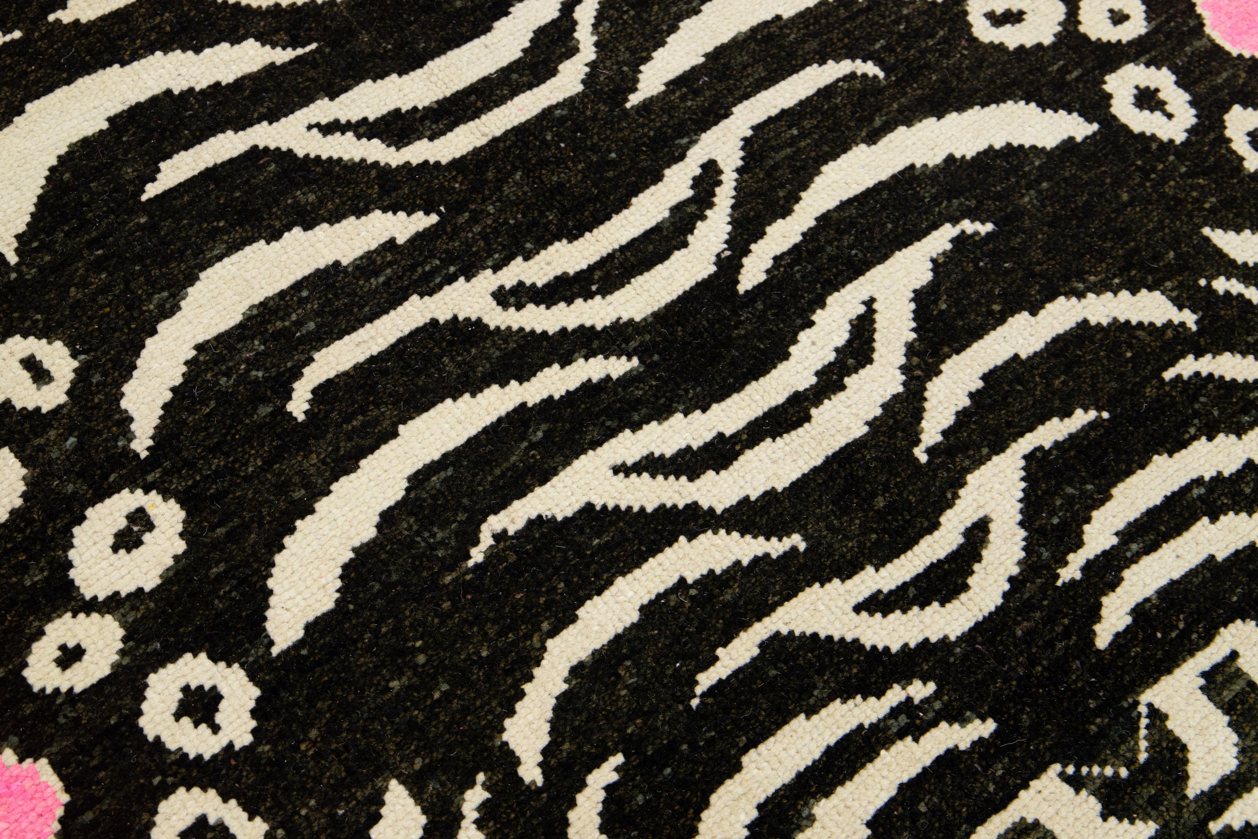 Tapis turc rose fait à la main avec un motif de tigre Neuf - En vente à Norwalk, CT
