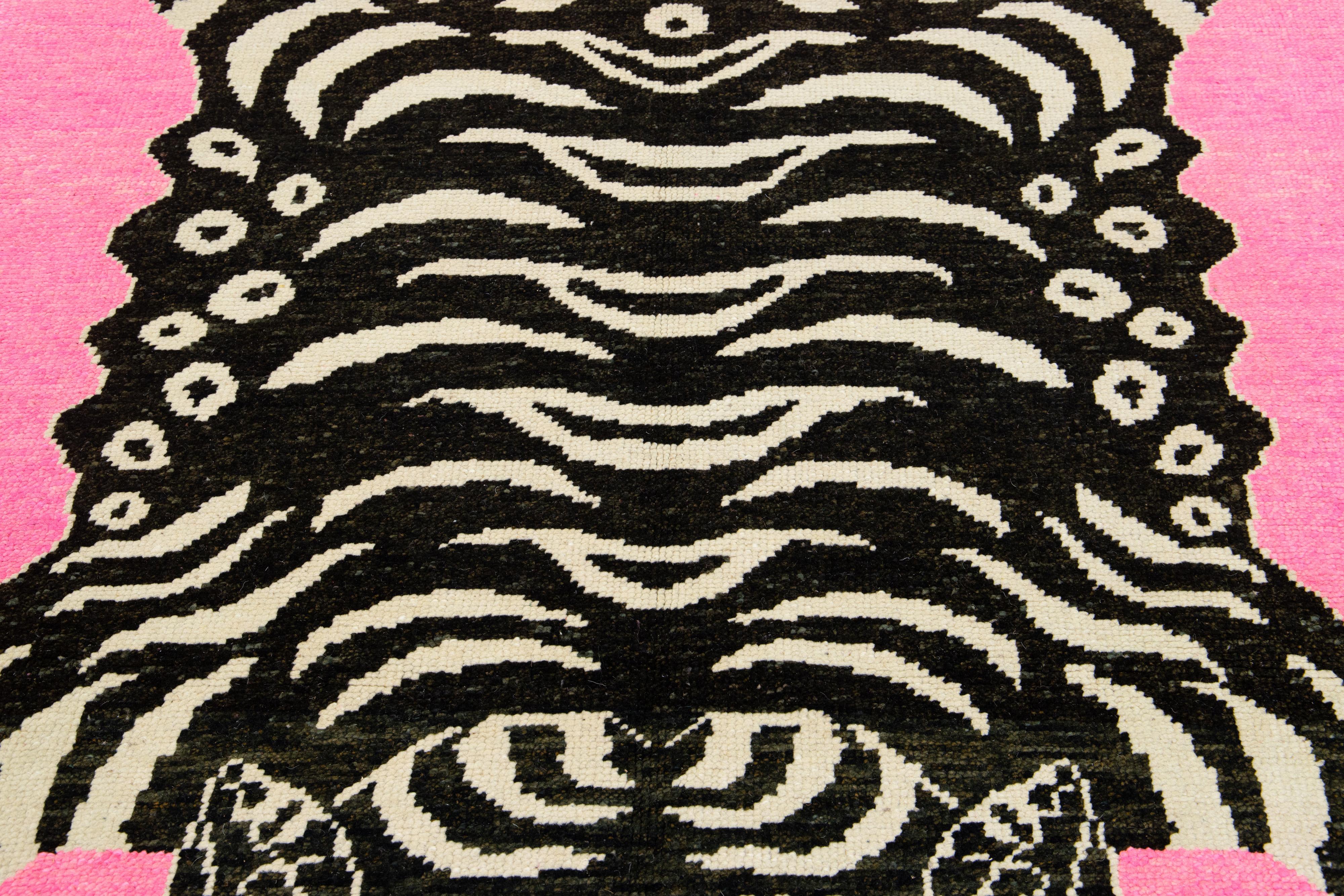 XXIe siècle et contemporain Tapis turc rose fait à la main avec un motif de tigre en vente