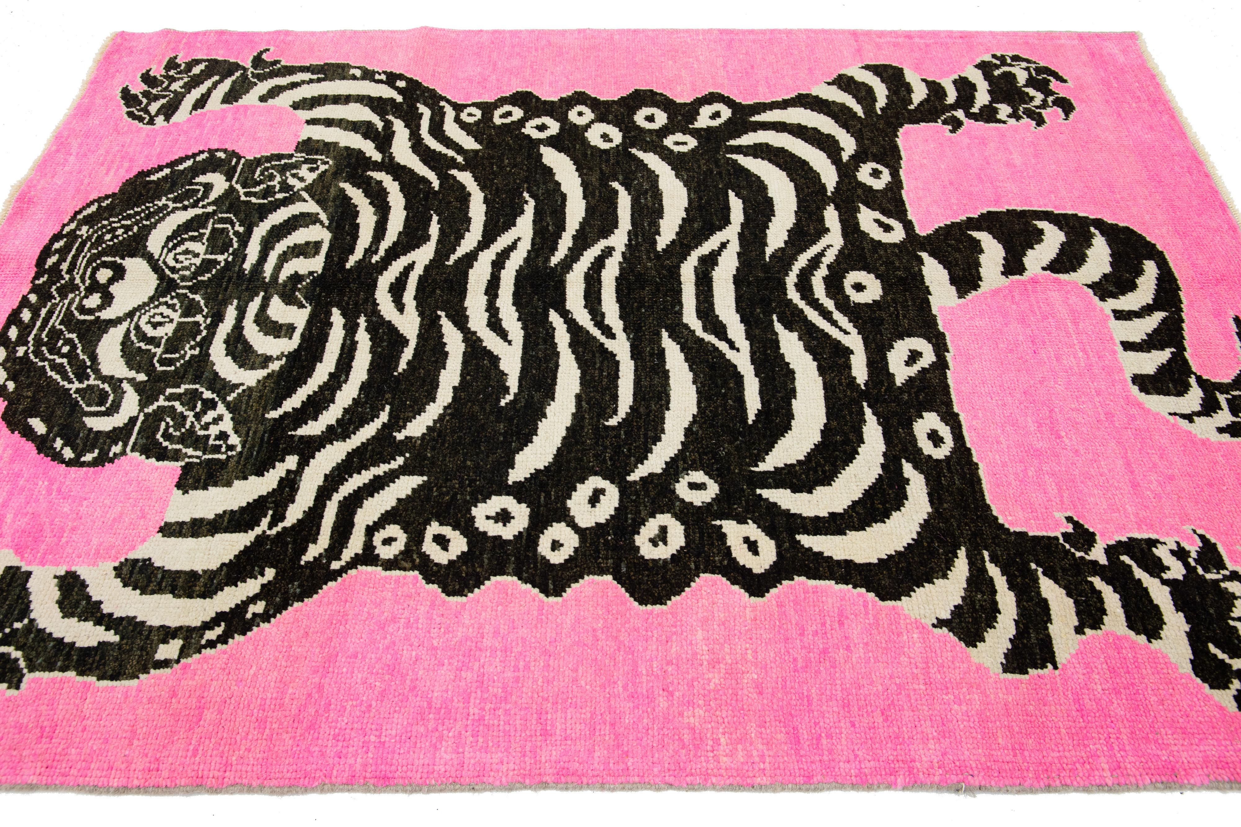 Tapis turc rose fait à la main avec un motif de tigre en vente 1