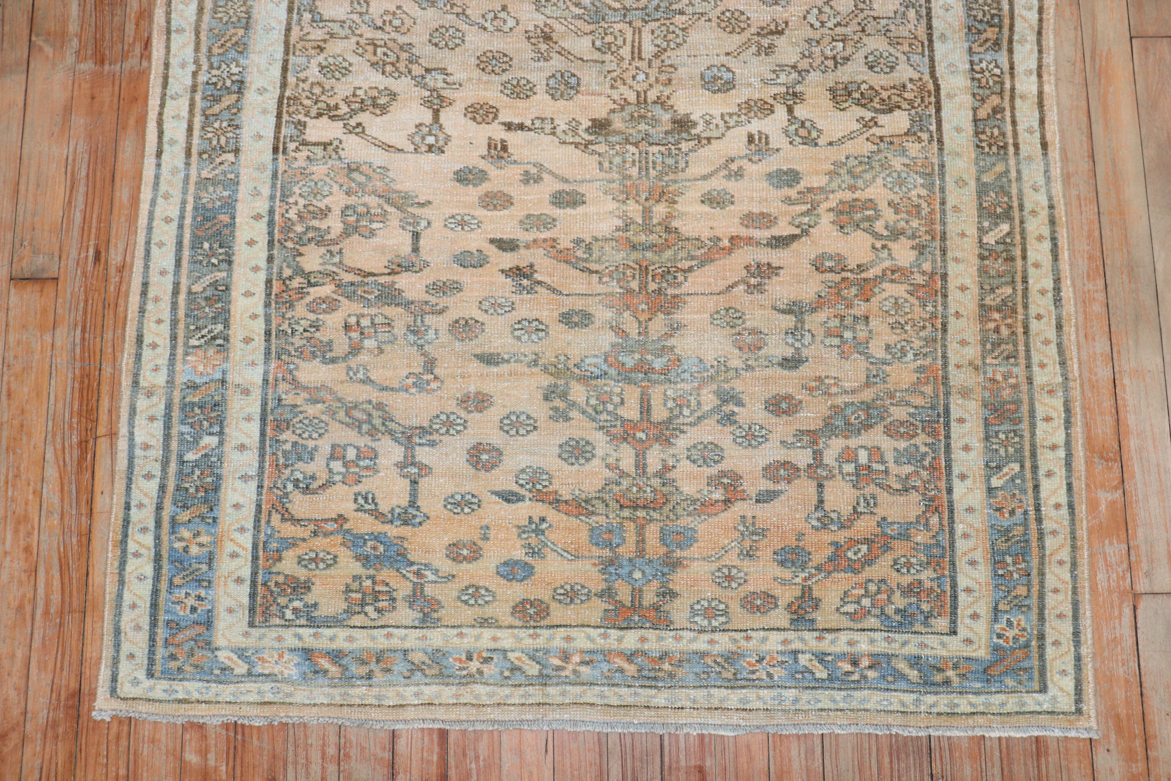 Scatter size Persian rug from the 2nd quarter of the 20th century.

Measures: 3'7'' x 5'2''.

