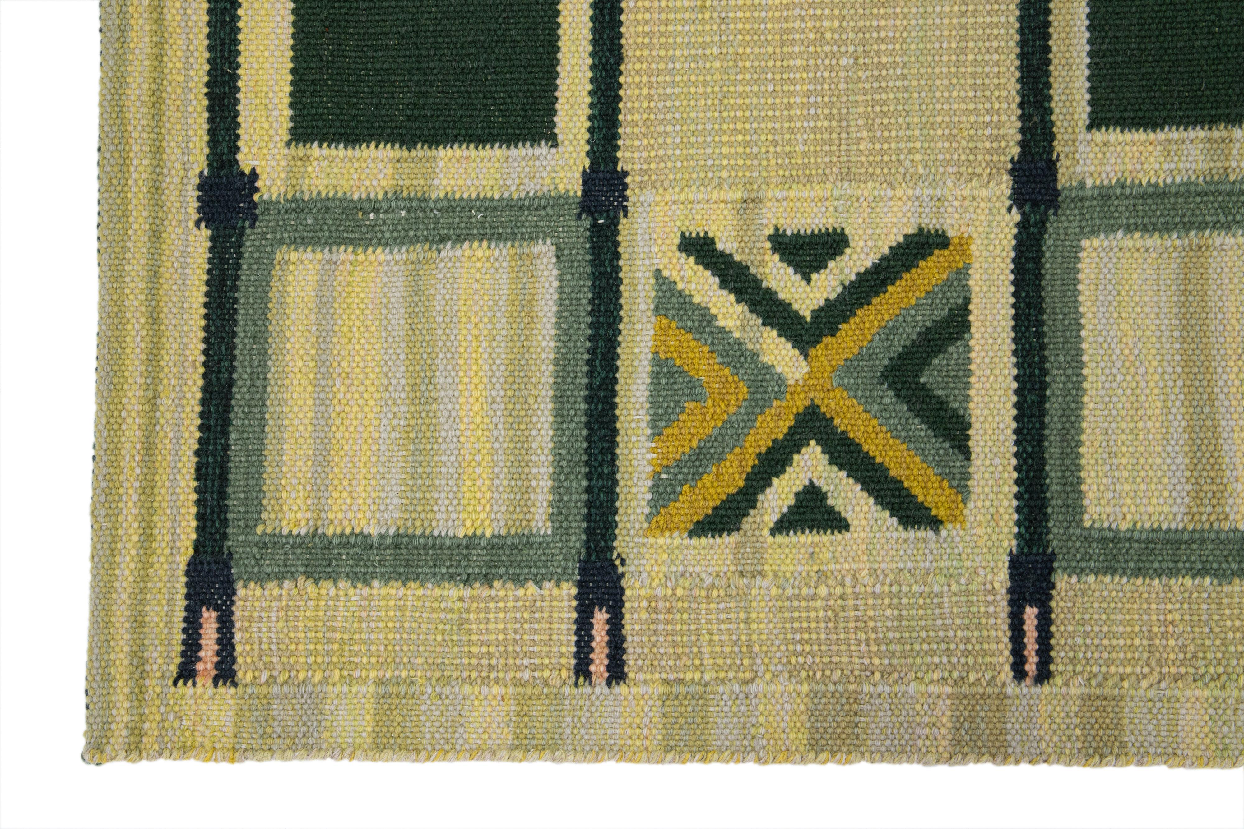 Annodato a mano Tappeto in lana moderna in stile svedese Scatter con design giallo e verde in vendita