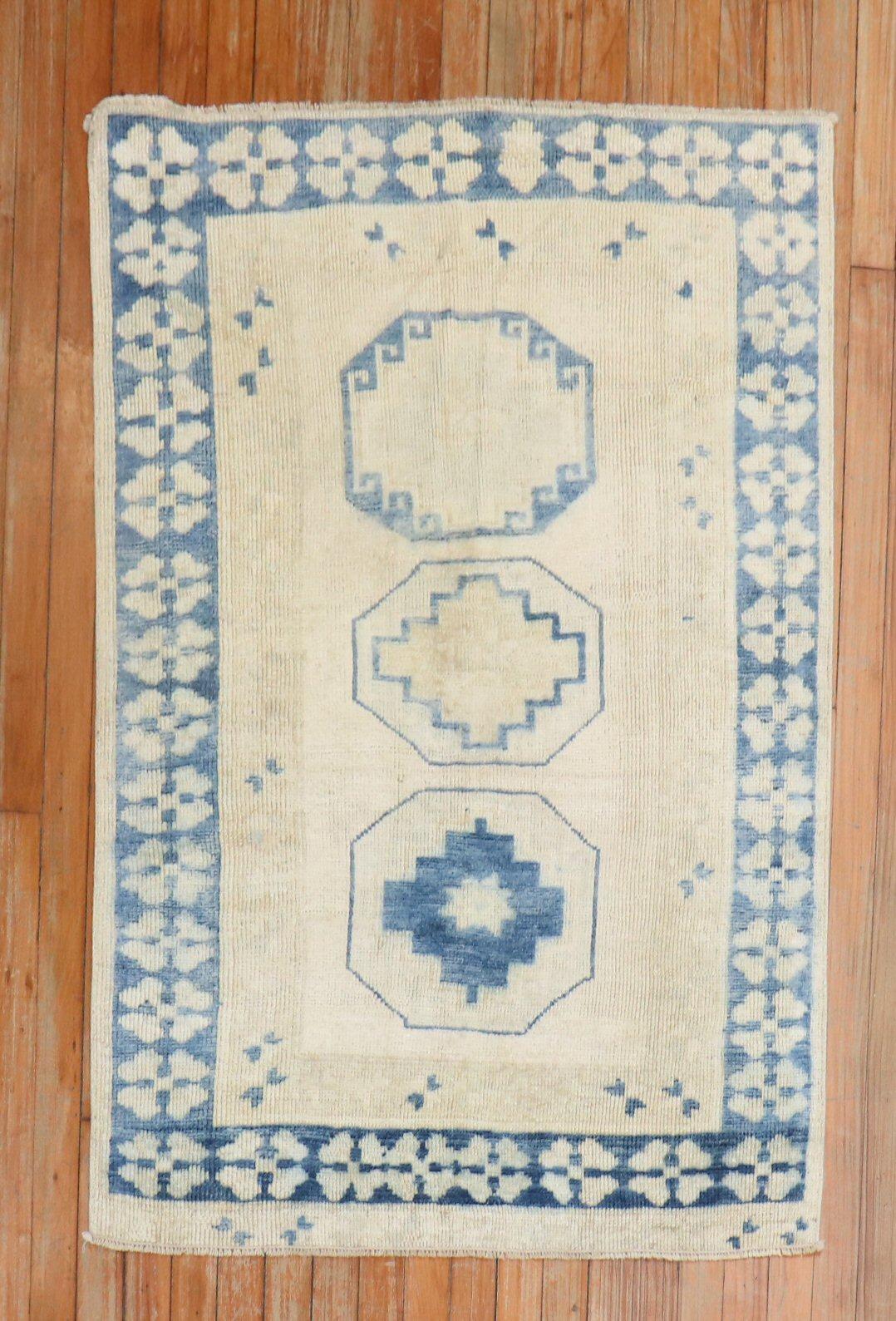 Mid 20th century Turkish rug in beige and denim blue

Measures: 3' x 4'3''.