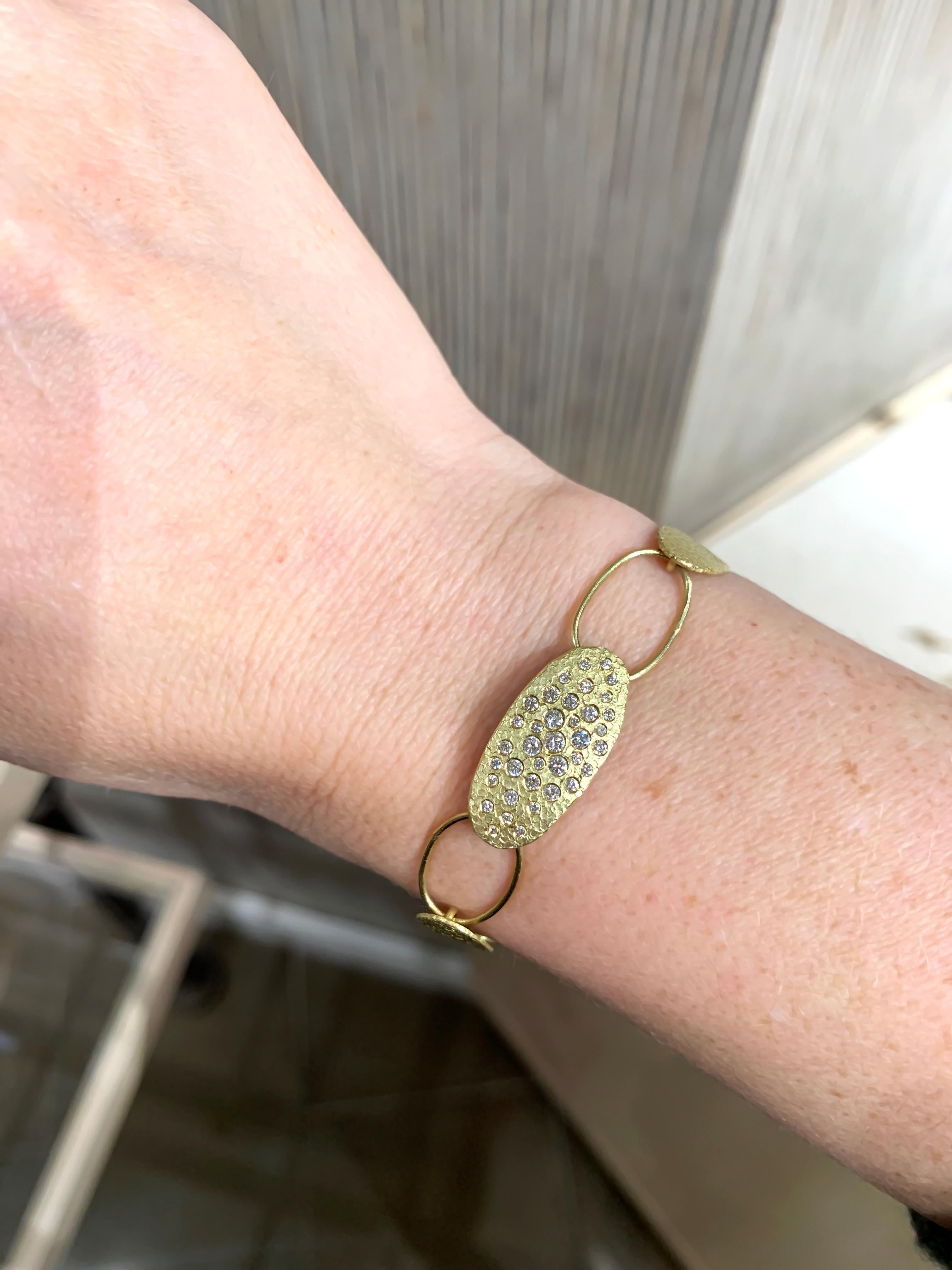 Bracciale Oval Silk Elements realizzato a mano dalla gioielliera Petra Class con sei elementi a maglie ovali lavorati a mano e dalla texture intricata, uno intarsiato con diamanti bianchi rotondi taglio brillante incastonati a filo e ciascuno
