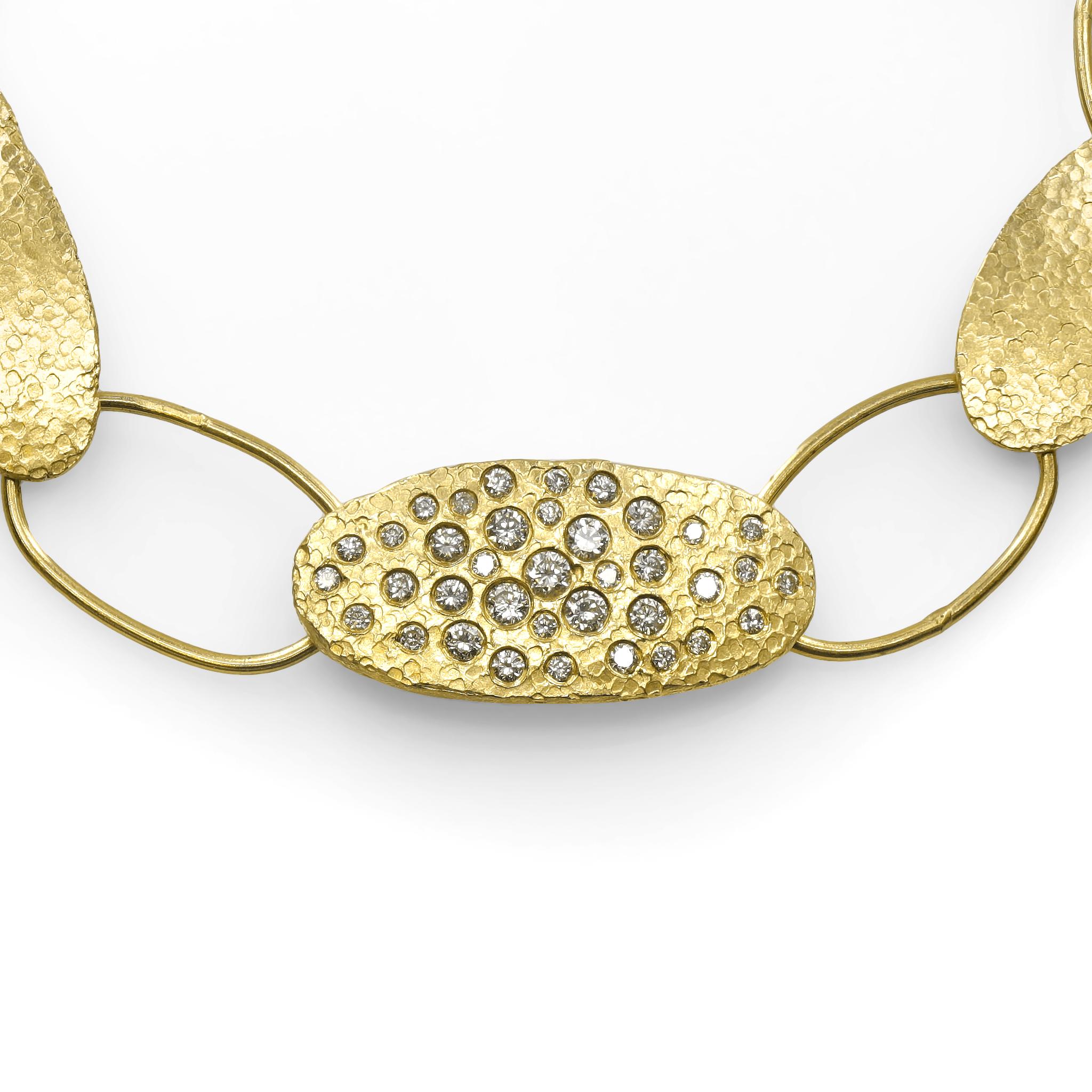 Artista Bracciale con elementi ovali di diamanti bianchi a taglio brillante sparsi, Petra Class 2024 in vendita