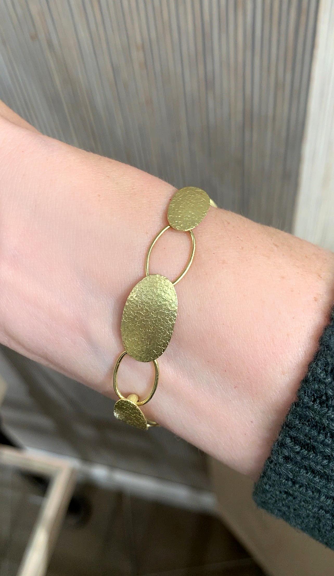 Taglio brillante Bracciale con elementi ovali di diamanti bianchi a taglio brillante sparsi, Petra Class 2024 in vendita