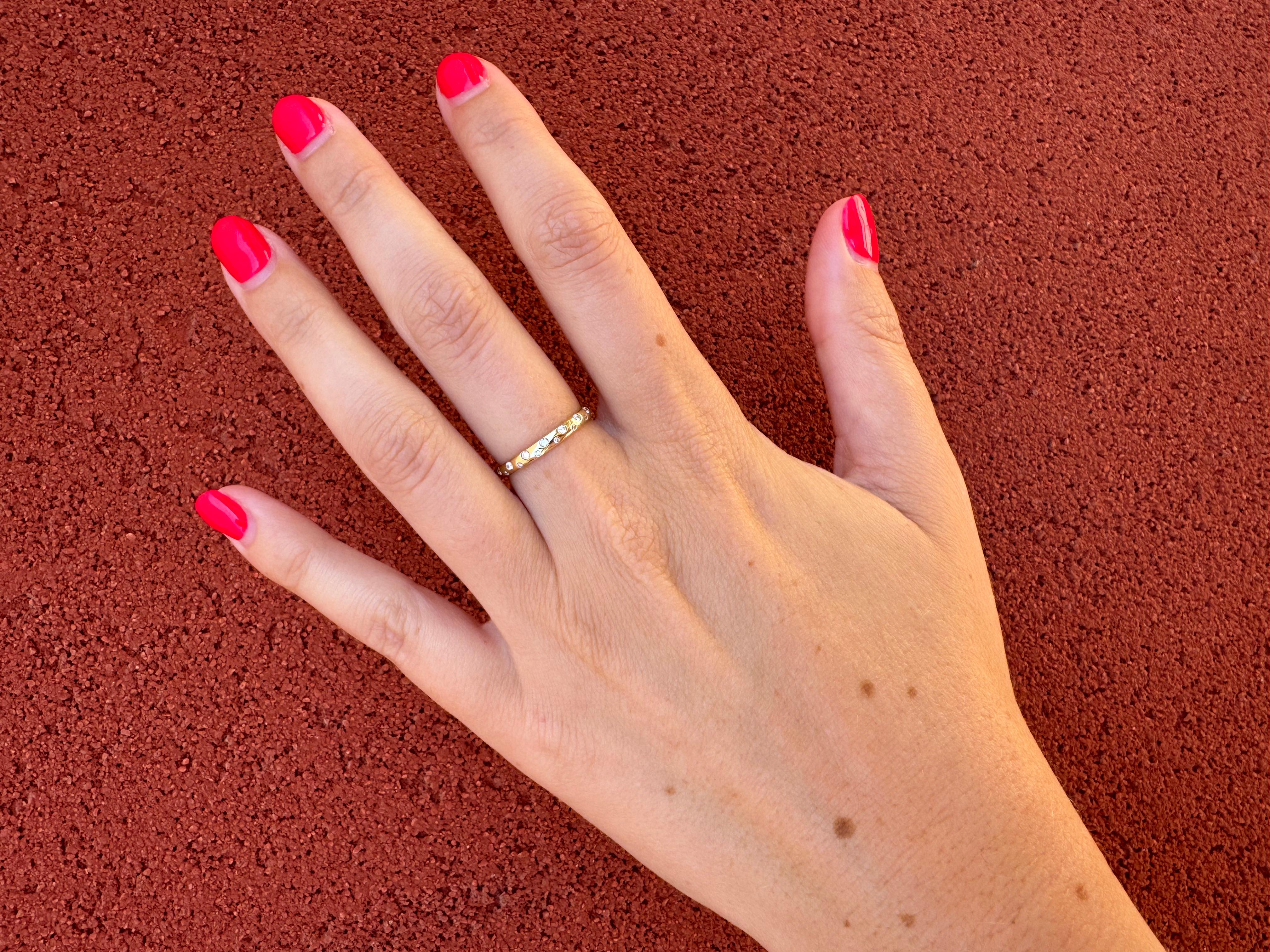 Anillo de oro amarillo de 14 quilates con diamantes dispersos en venta 4