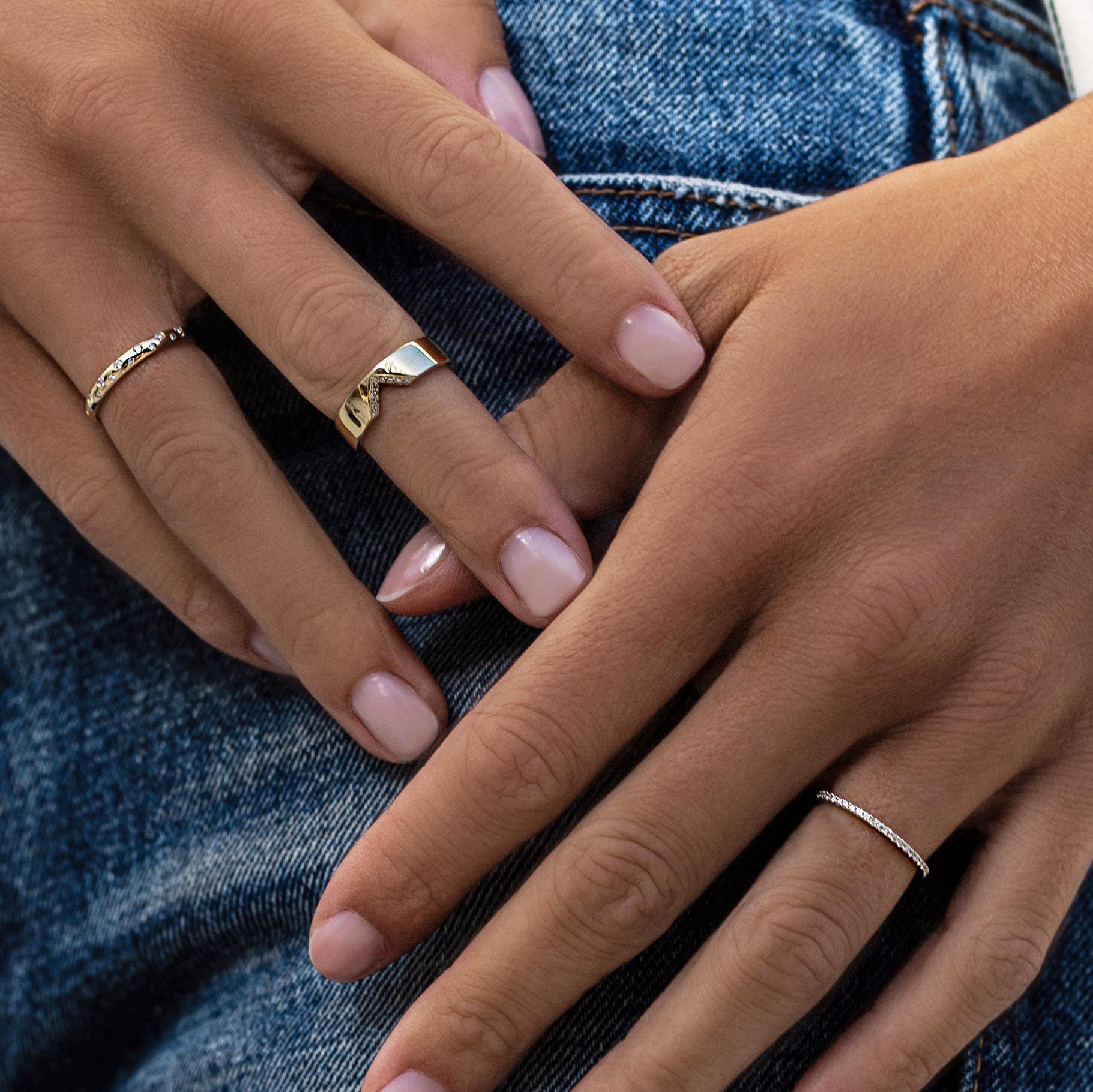 Anillo de oro amarillo de 14 quilates con diamantes dispersos Contemporáneo en venta