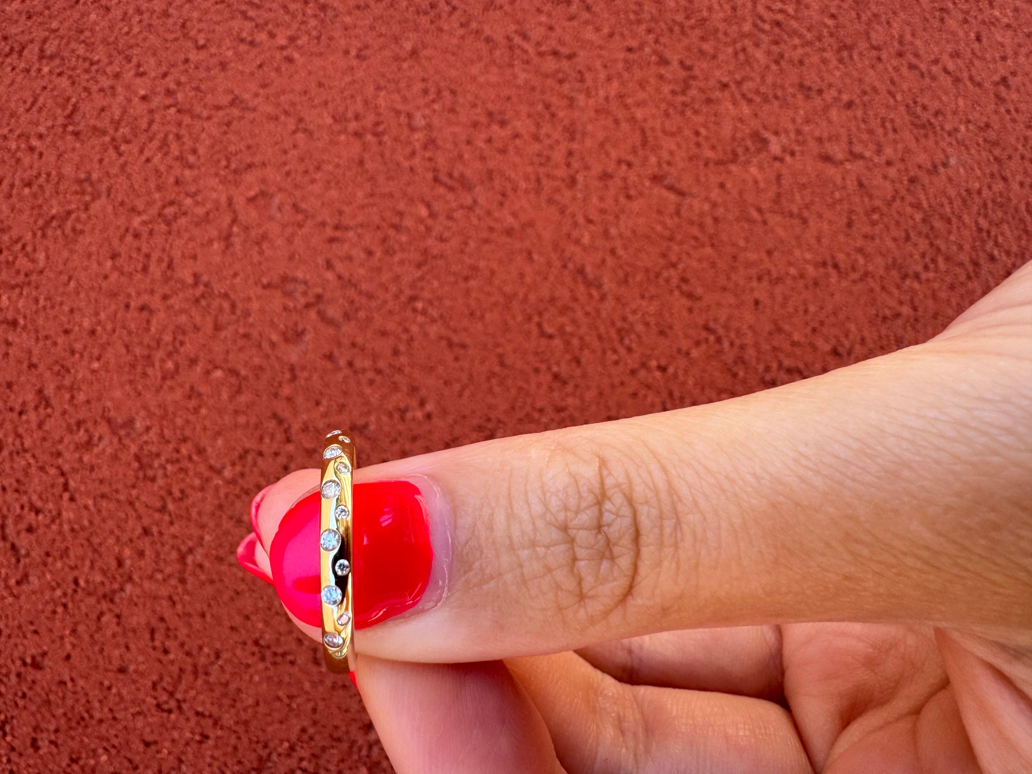 Anillo de oro amarillo de 14 quilates con diamantes dispersos en venta 1