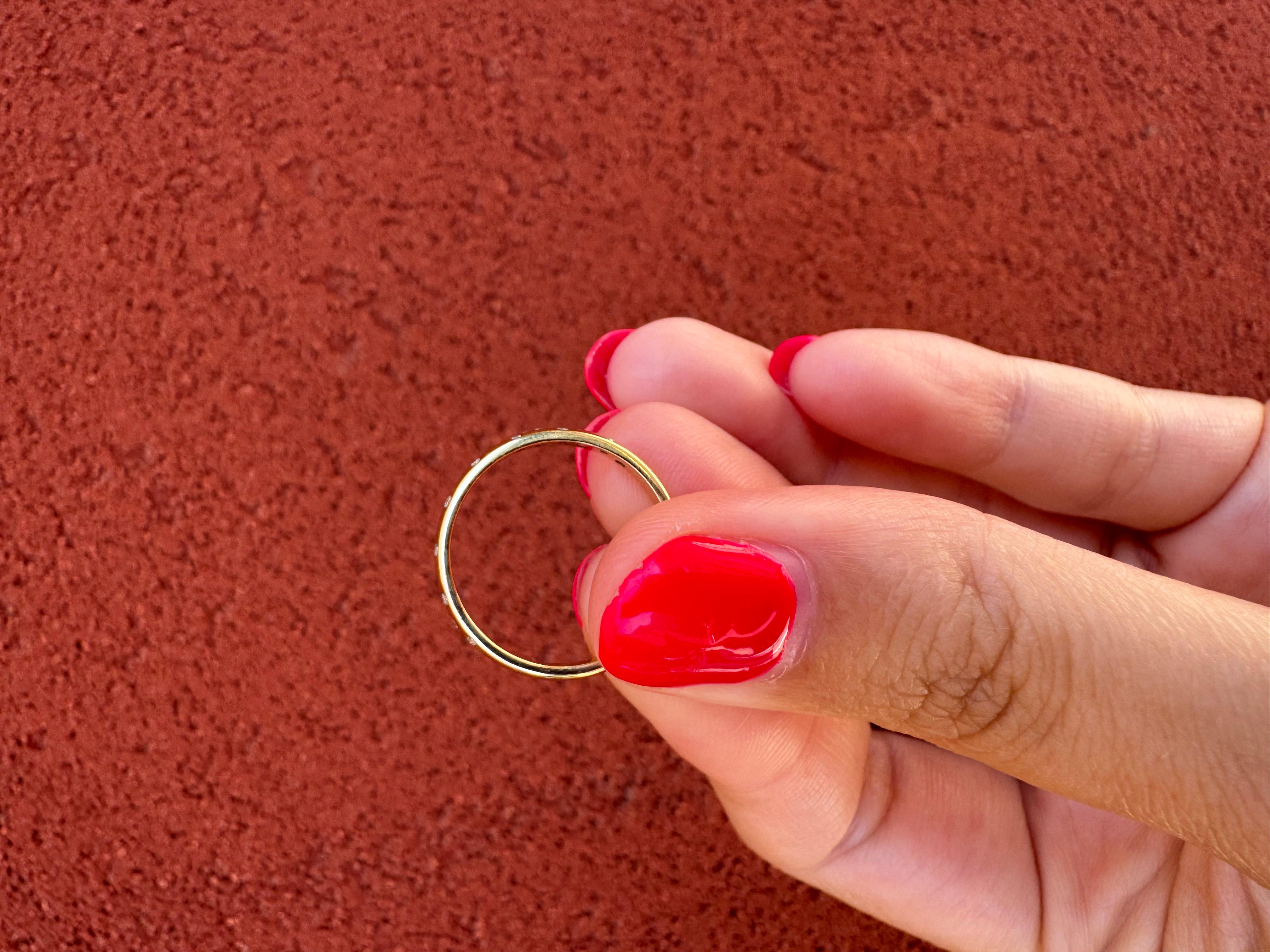 Anillo de oro amarillo de 14 quilates con diamantes dispersos en venta 2