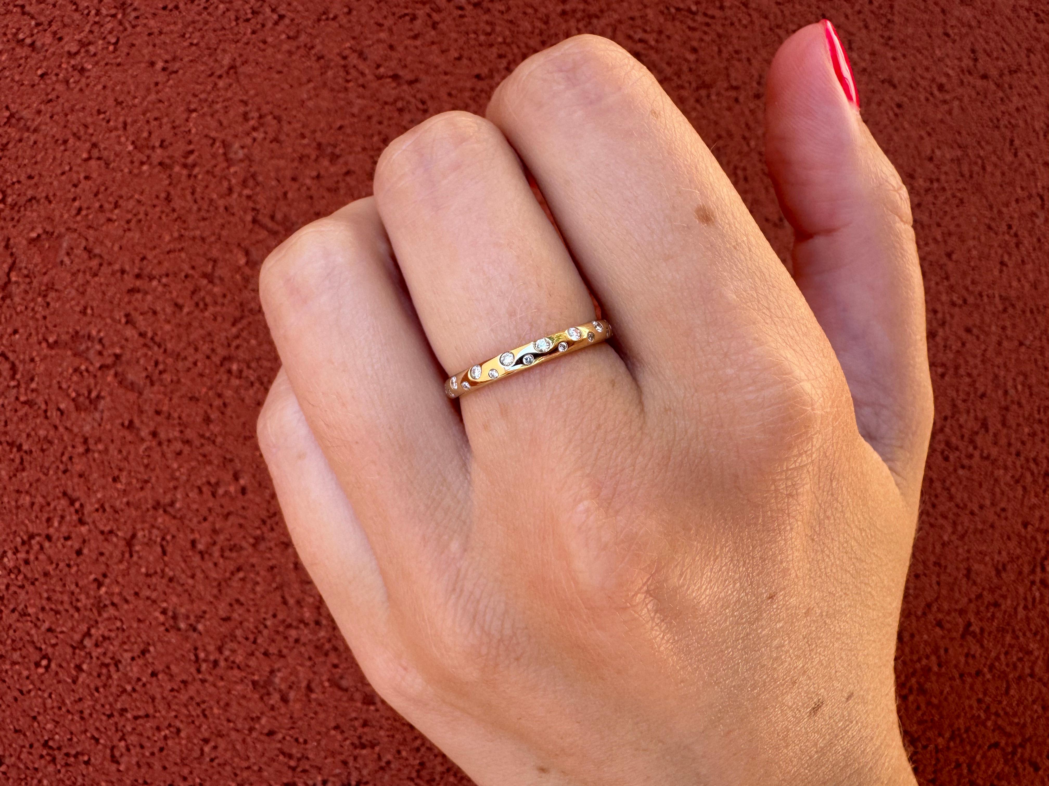 Anillo de oro amarillo de 14 quilates con diamantes dispersos en venta 3