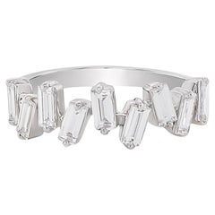 Anello Baguette con diamanti sparsi in oro bianco 18 carati