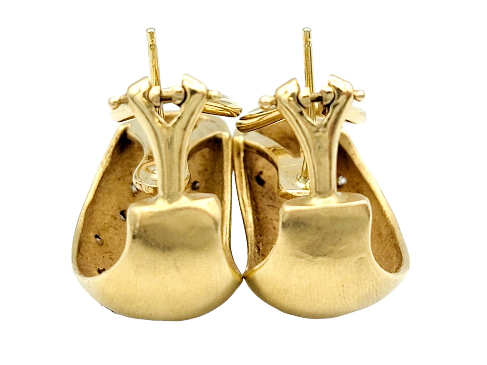 Contemporaneo Orecchini a cerchio con diamanti rotondi sparsi in oro giallo spazzolato 14 kt. in vendita