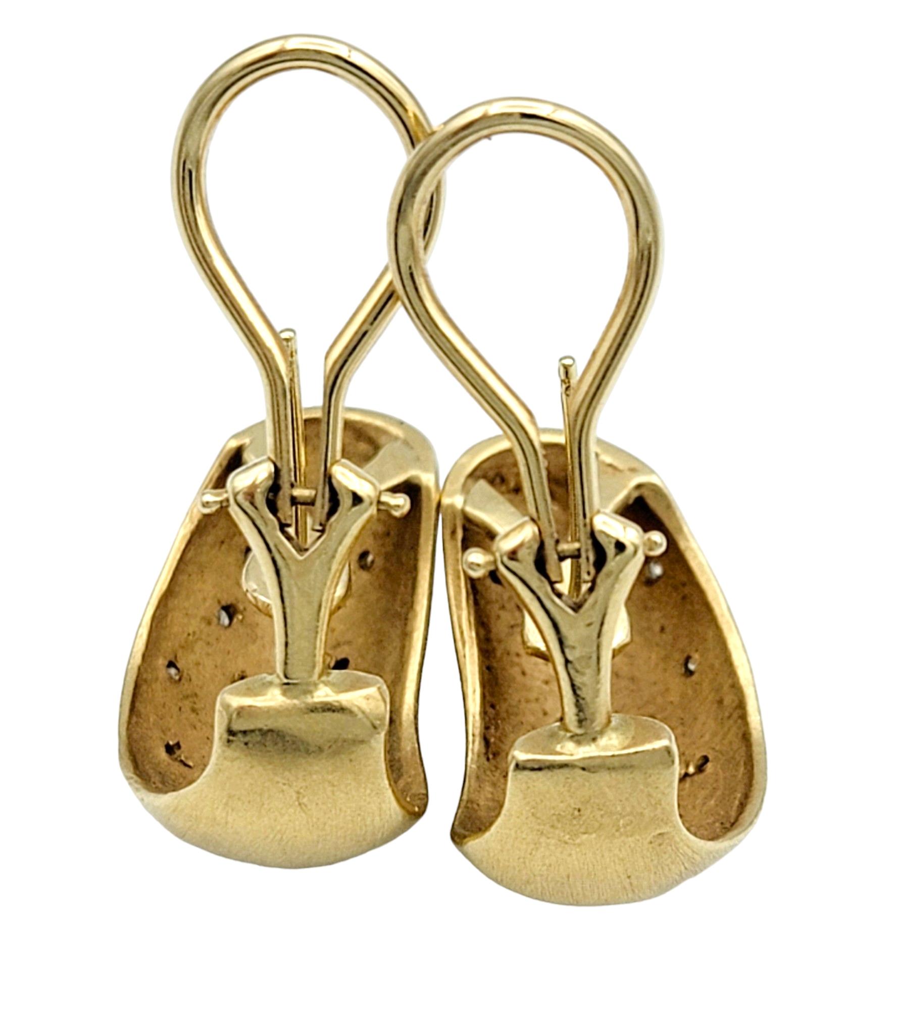 Taglio rotondo Orecchini a cerchio con diamanti rotondi sparsi in oro giallo spazzolato 14 kt. in vendita