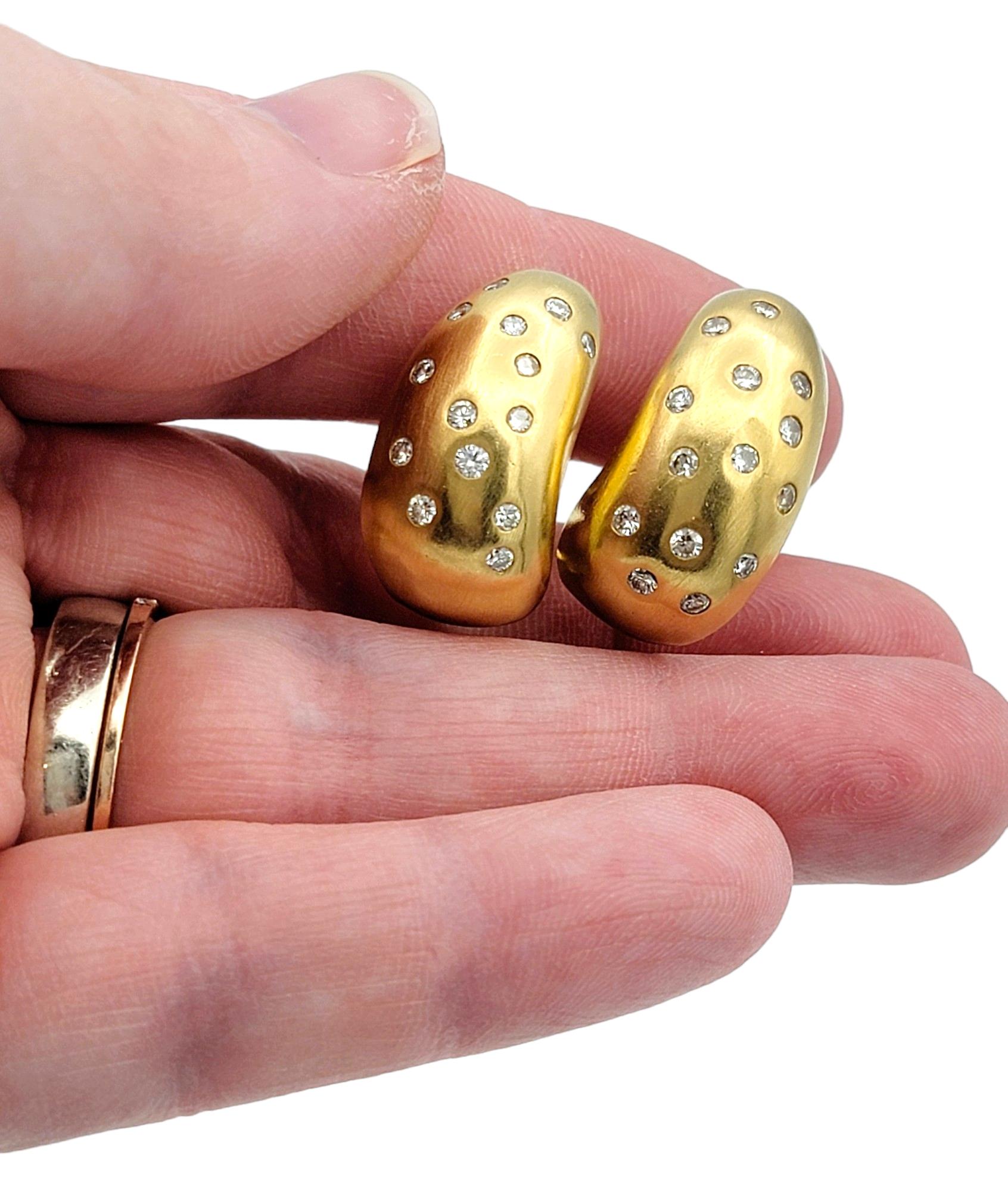 Donna Orecchini a cerchio con diamanti rotondi sparsi in oro giallo spazzolato 14 kt. in vendita