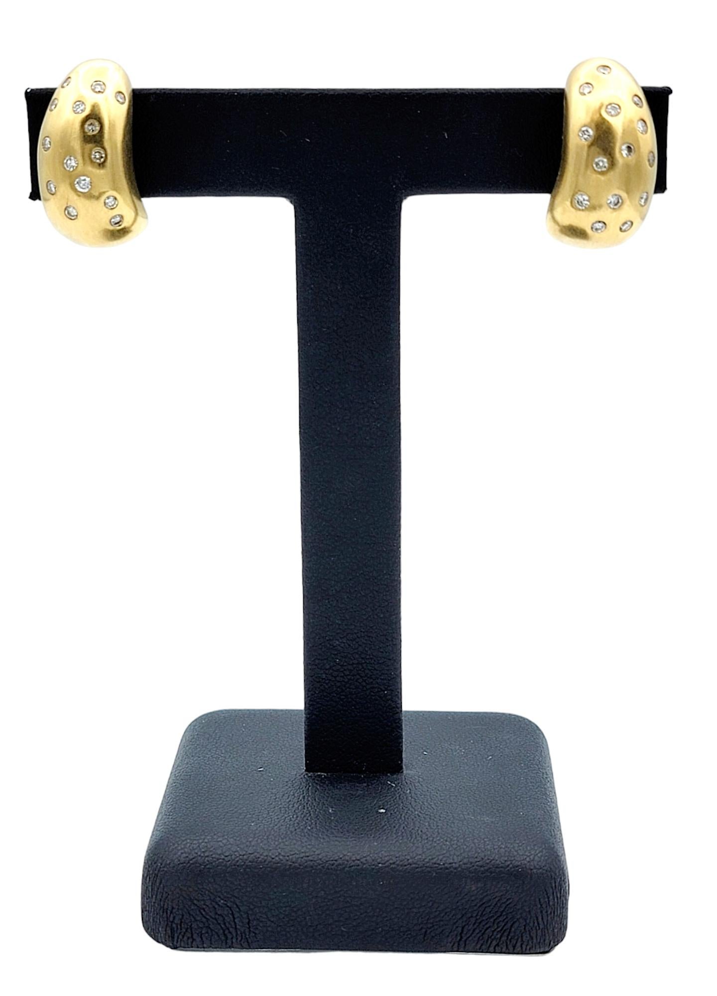 Orecchini a cerchio con diamanti rotondi sparsi in oro giallo spazzolato 14 kt. in vendita 1