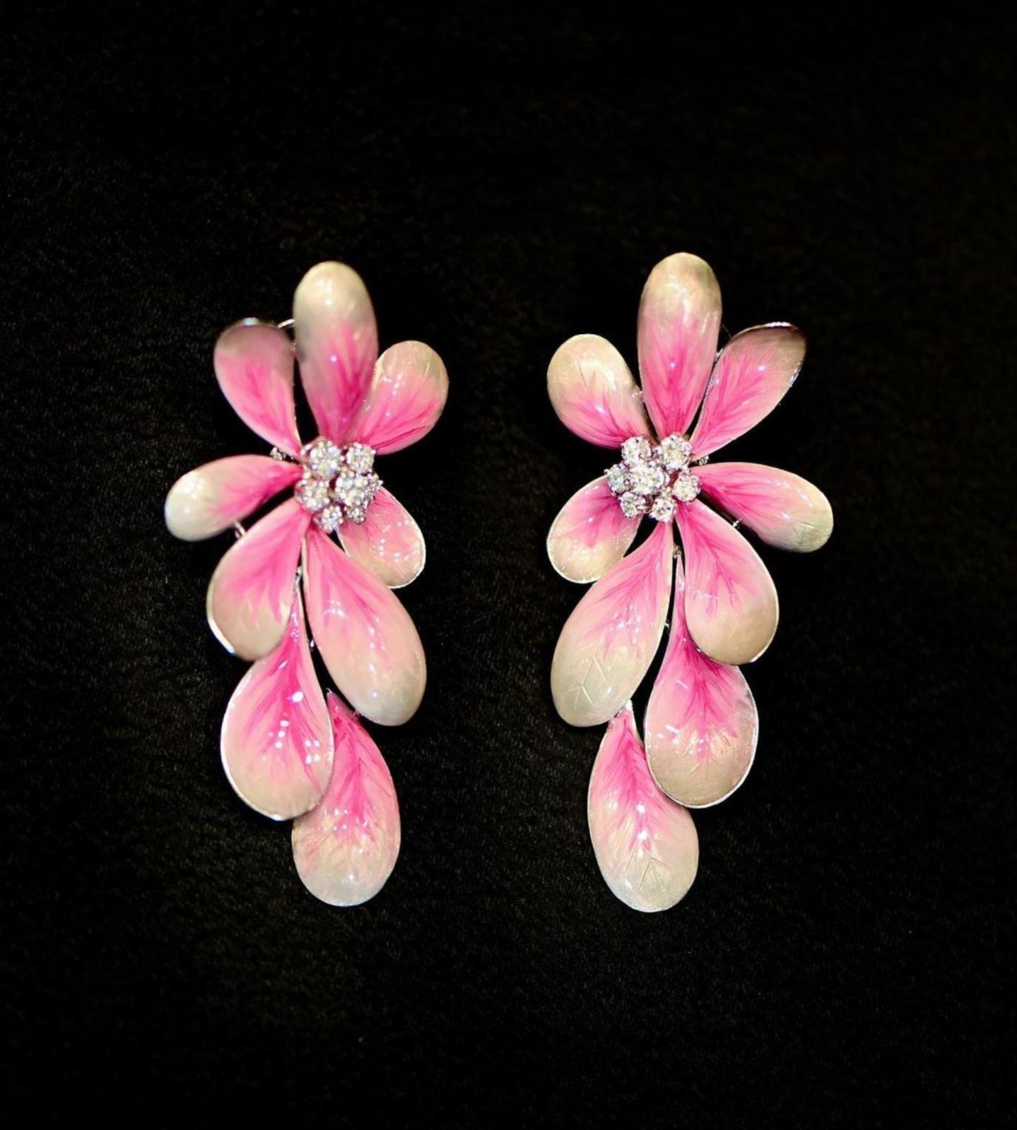 Introducing the charming DAISY FLOWER PINK EARRINGS, a delightful addition to any jewelry collection. Crafted with white gold, these earrings feature enchanting daisy flower motifs adorned with round brilliant cut diamonds, delicately set amidst