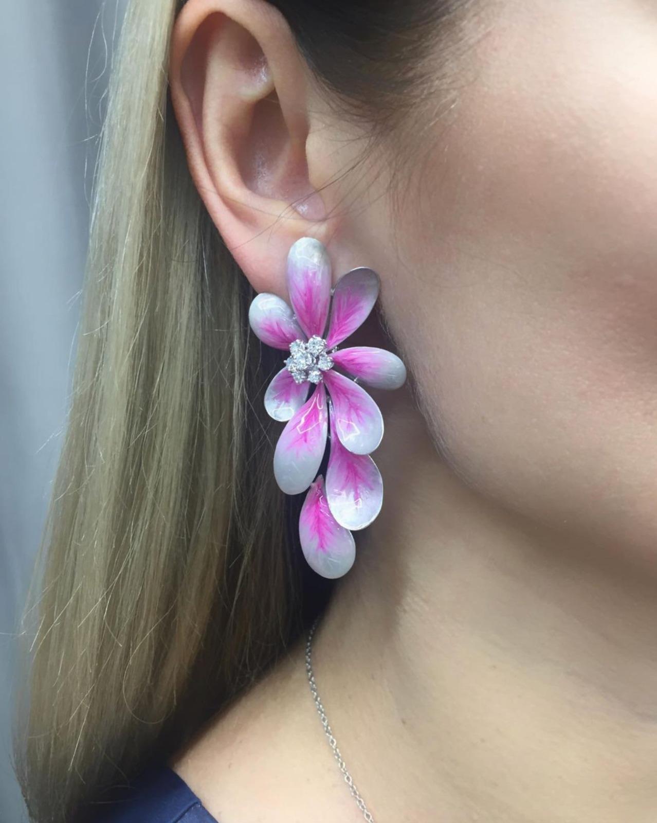 Contemporain Boucles d'oreilles roses à fleurs de marguerite de Scavia en vente