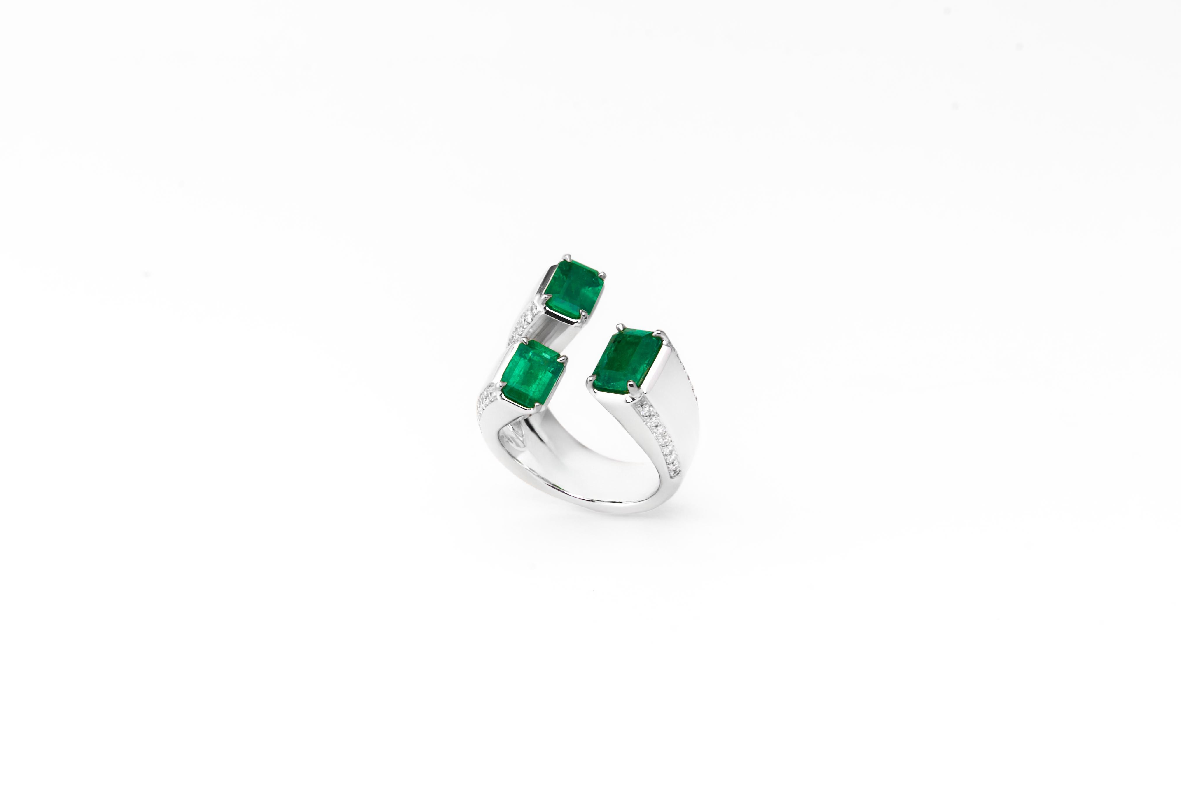 Contemporary SCAVIA Green Emerald Rectangular Step Cut And Diamonds Pavè 18K White Gold Ring For Sale