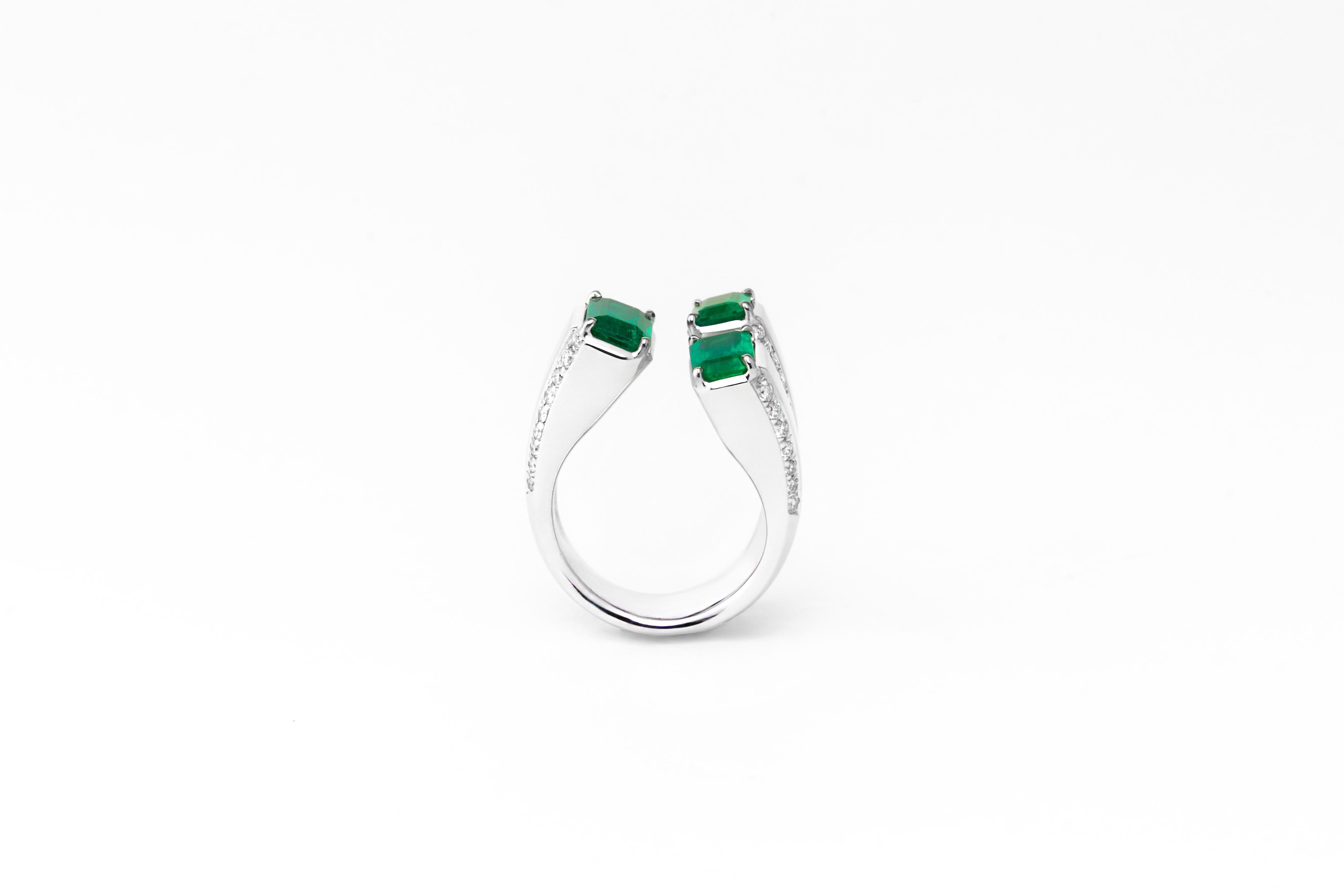 SCAVIA Grüner Smaragd Rechteckig Stufenschliff Und Diamanten Pavè 18K Weißgold Ring (Smaragdschliff) im Angebot