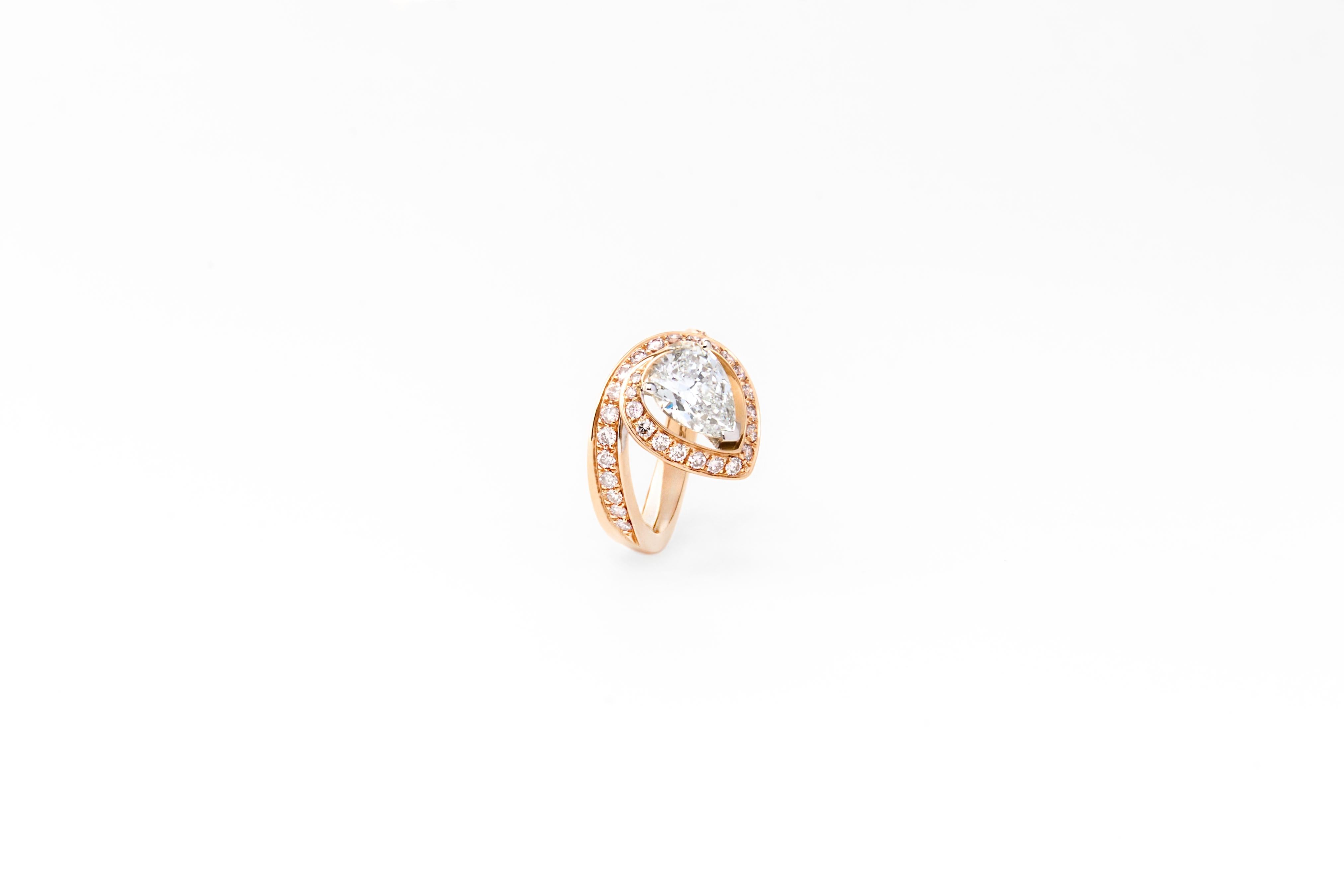 Dieser Ring, ein faszinierendes Stück italienischer Handwerkskunst, wurde vom Meisterjuwelier SCAVIA entworfen und ist ein Zeugnis für die Spitzenklasse der italienischen Juwelierkunst. Ein Band aus erlesenen rosafarbenen Diamanten windet sich
