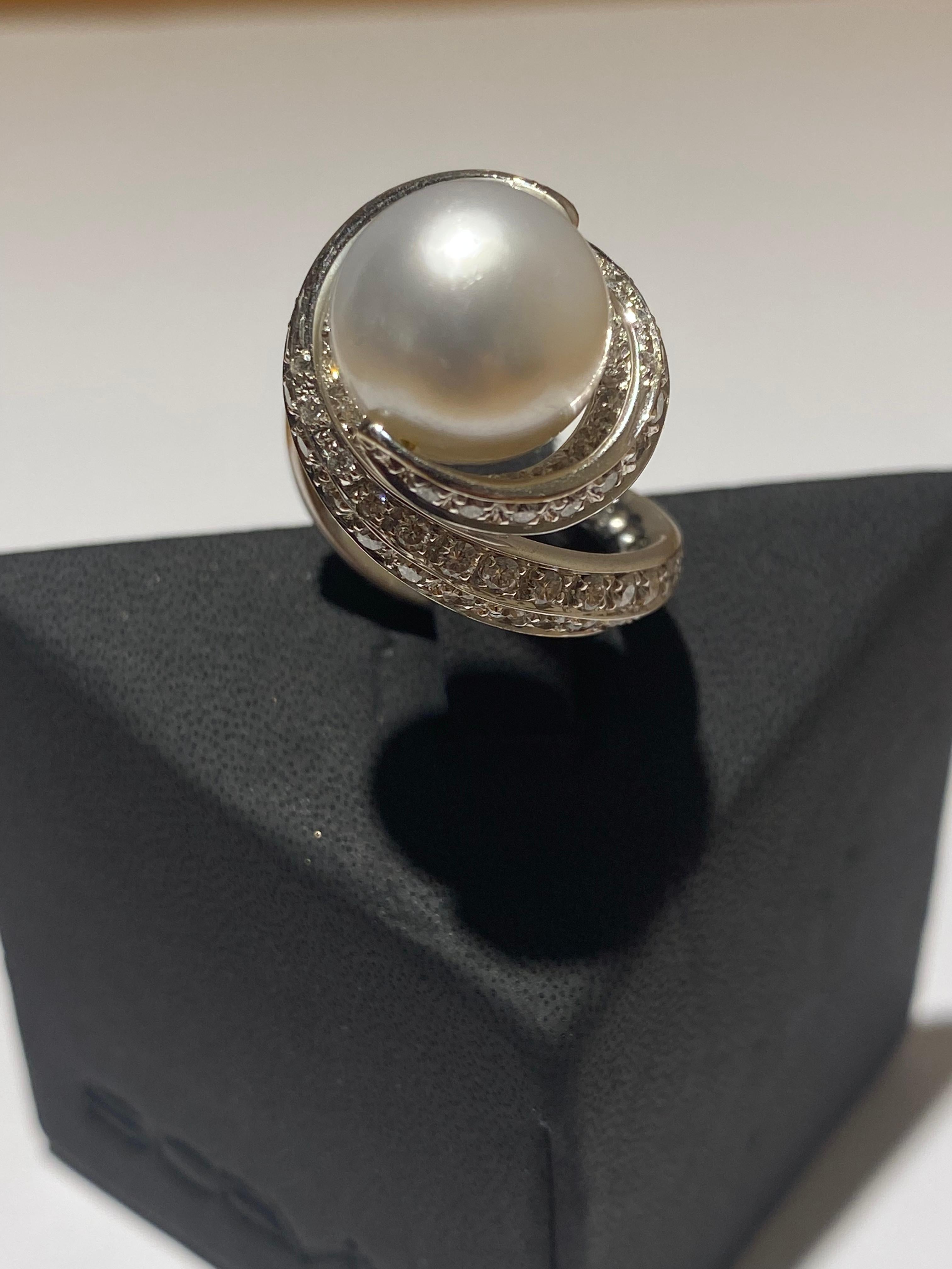 Contemporary SCAVIA TWIST Ring 12.75 Ct Australian Silver/White Pearl Diamond Pavè White Gold For Sale