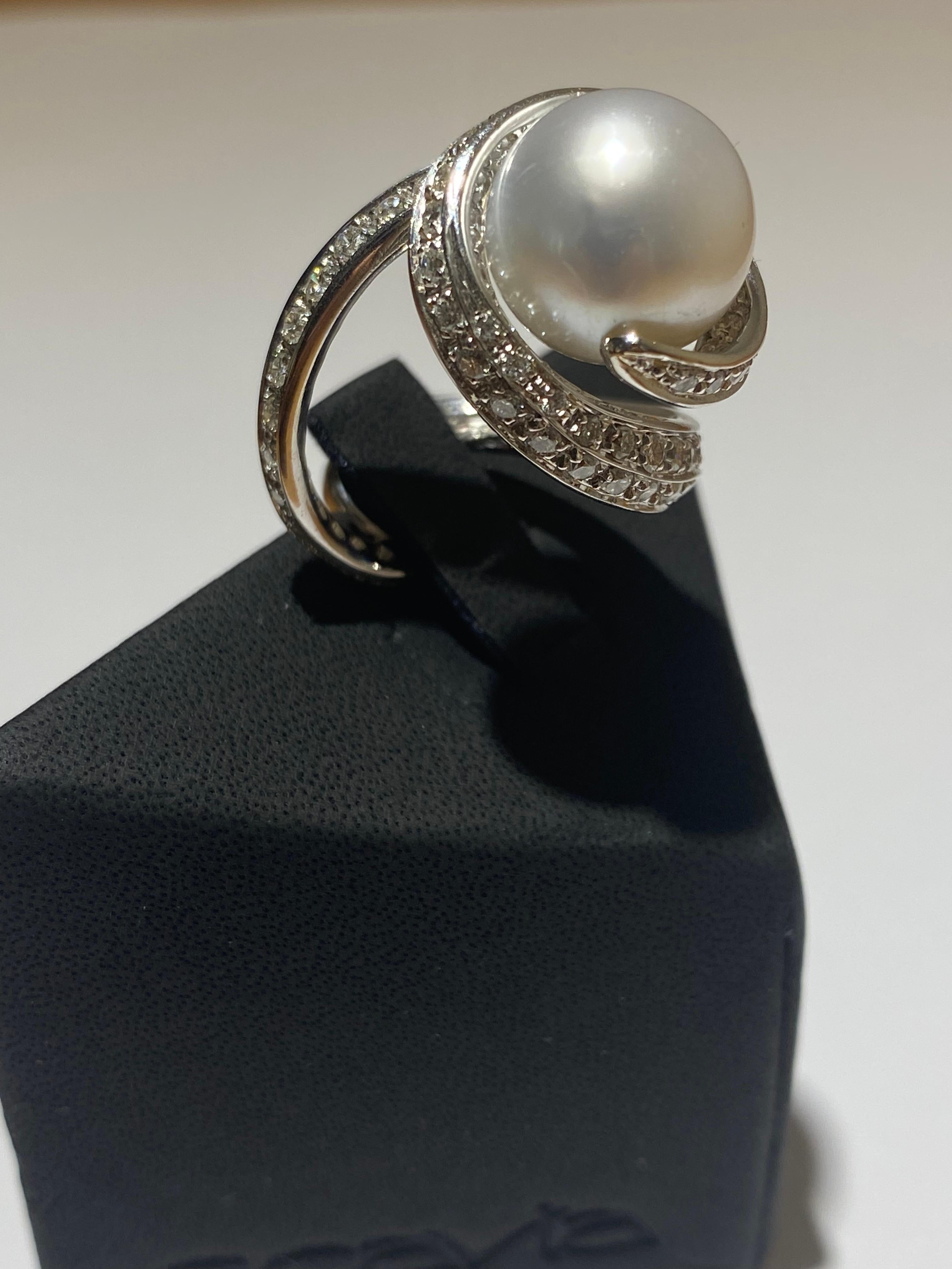 Brilliant Cut SCAVIA TWIST Ring 12.75 Ct Australian Silver/White Pearl Diamond Pavè White Gold For Sale