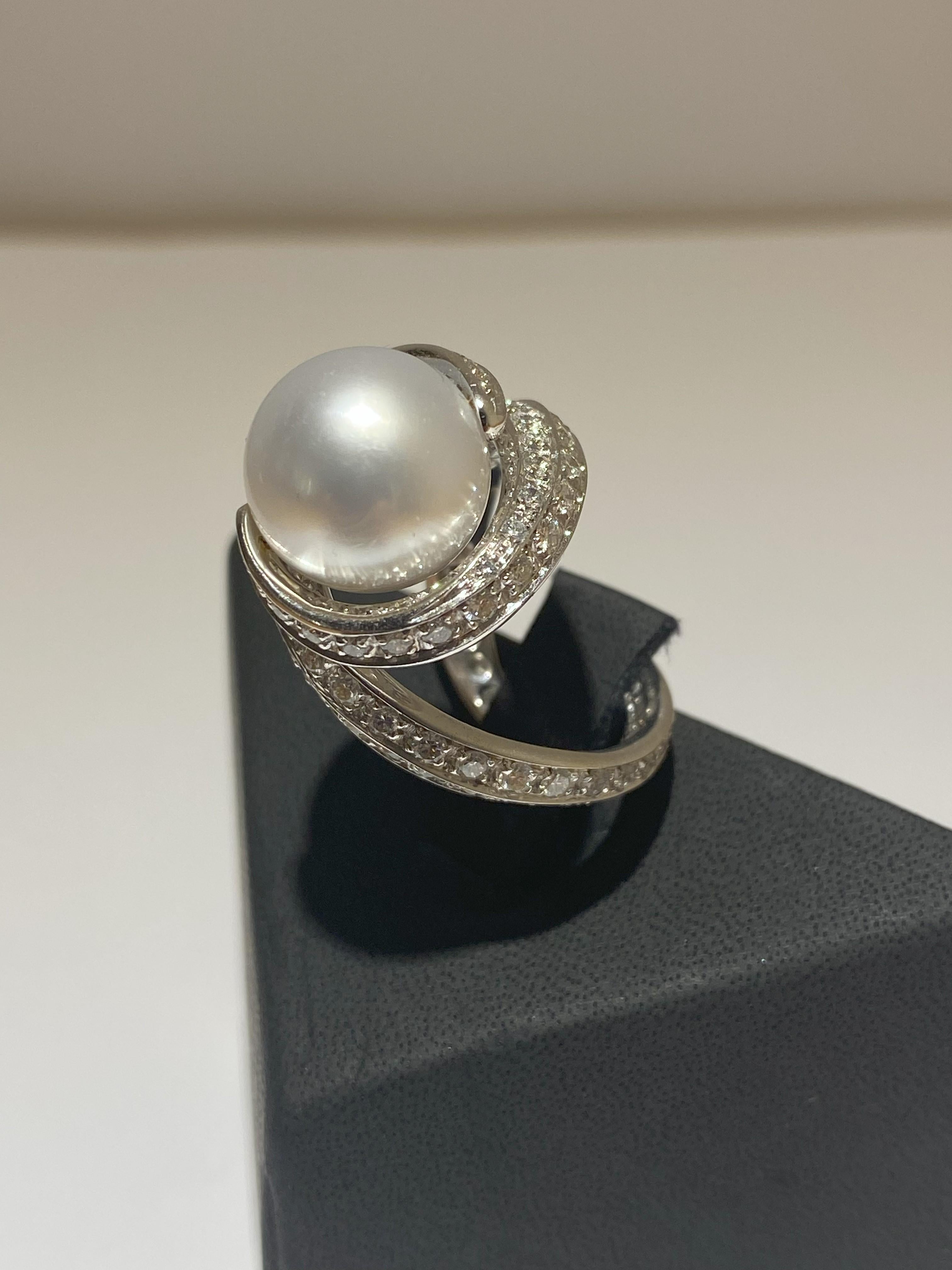 SCAVIA TWIST Ring 12.75 Ct Australian Silver/White Pearl Diamond Pavè White Gold In New Condition For Sale In Rome, IT