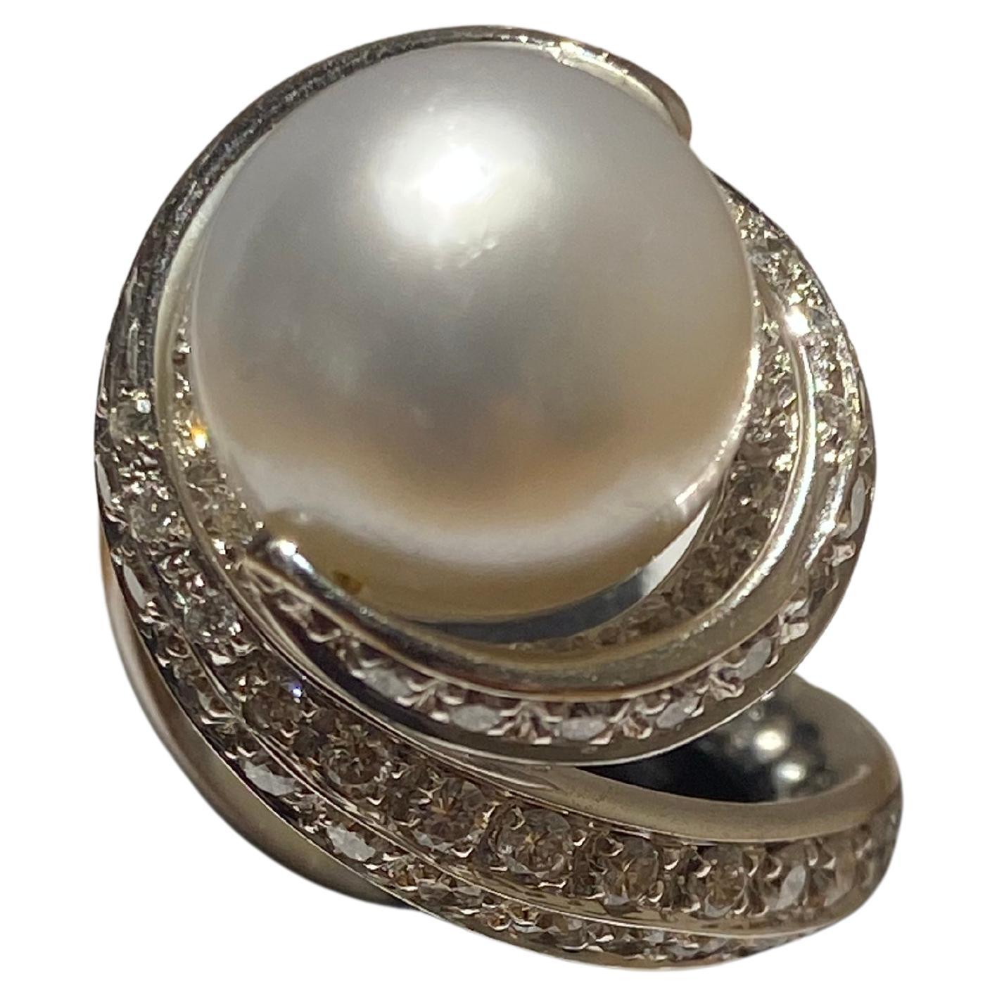 This ring elegantly embodies the dynamic essence and strength of a spiral in its design. 
This gesture raises a perfect South-Sea pearl on your fingers and illuminates them with diamonds.
Meticulously crafted in 18K white gold, this exquisite ring
