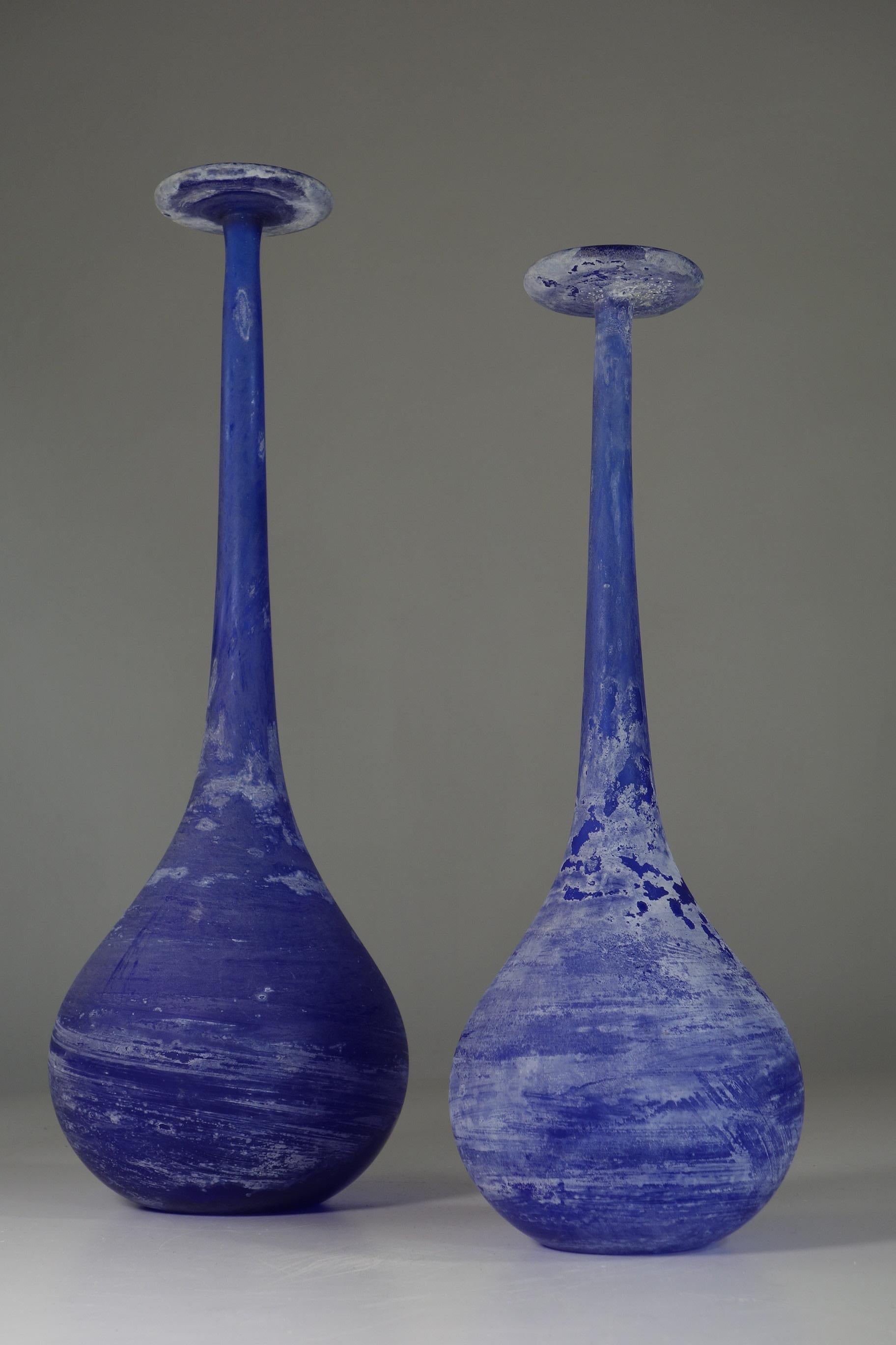 Pareja de jarrones de cristal azul 