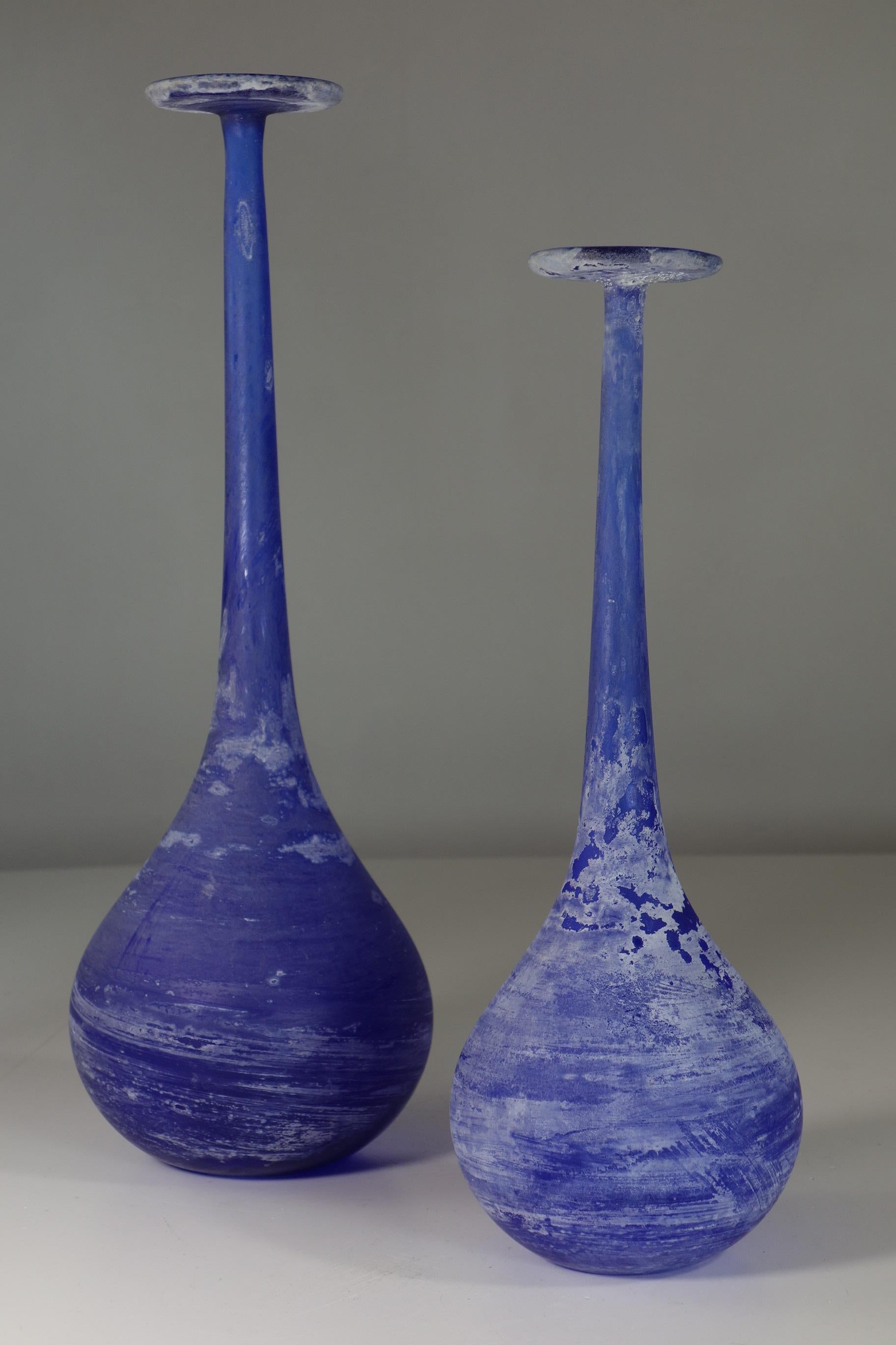 Pareja de jarrones de cristal azul 